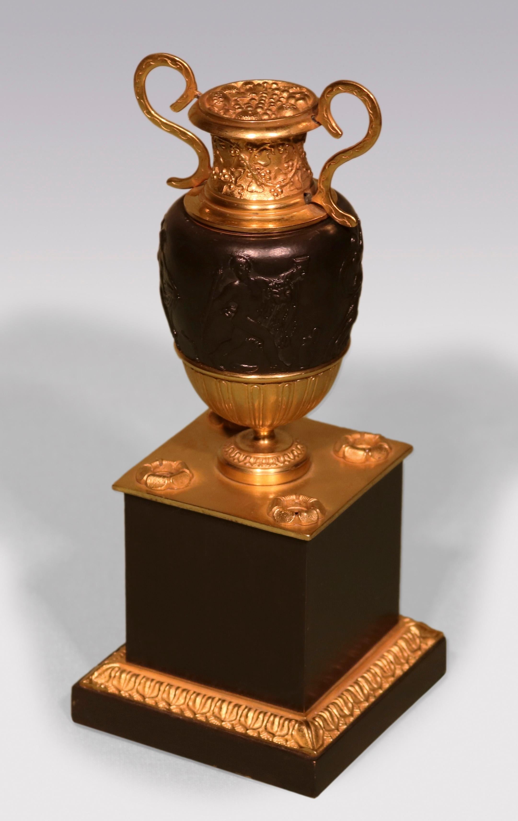 Ein ungewöhnlicher Federhalter aus Bronze und Ormolu aus dem frühen 19. Jahrhundert, überragt von 