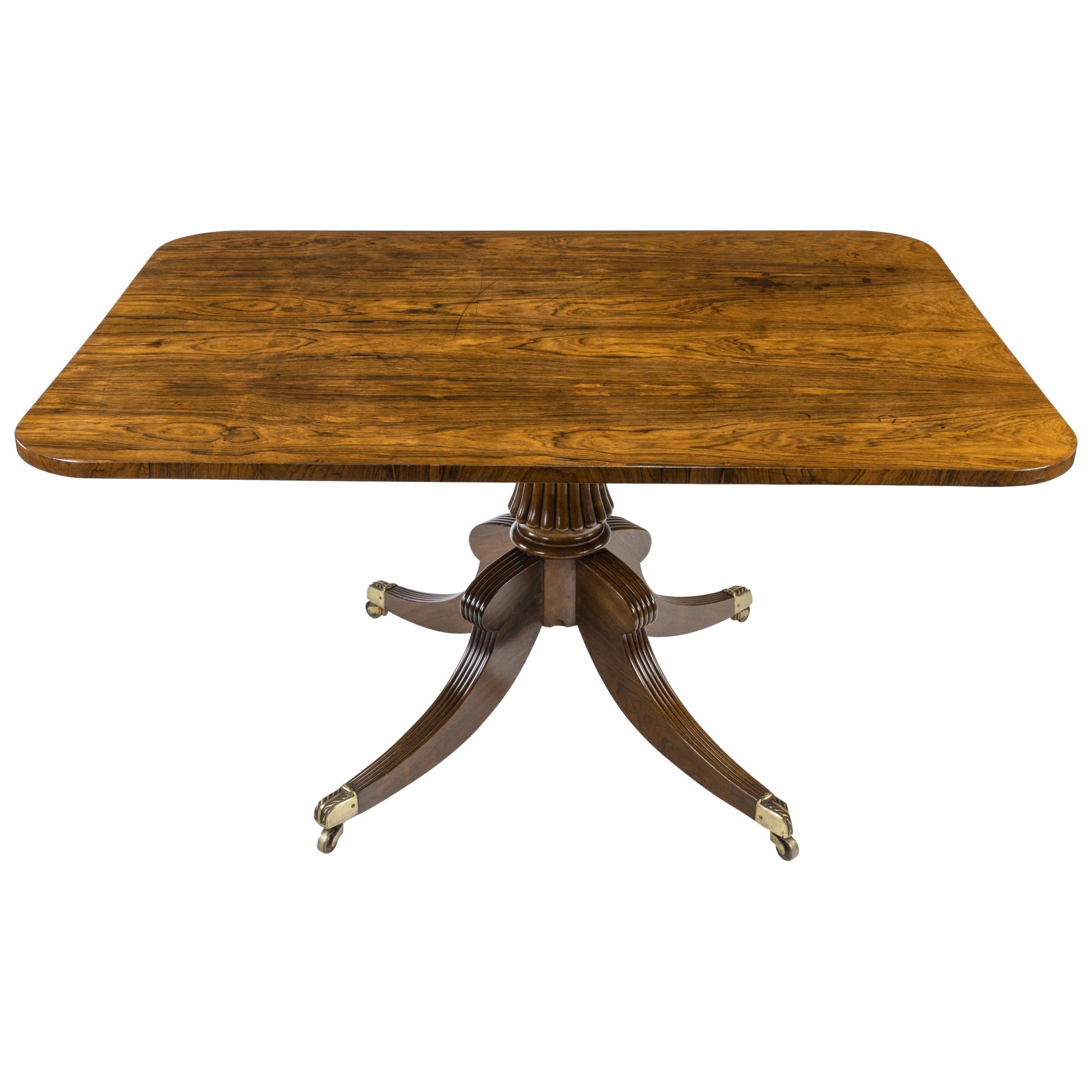 Table rectangulaire à plateau basculant en bois de rose de style Régence attribuée à Gillows