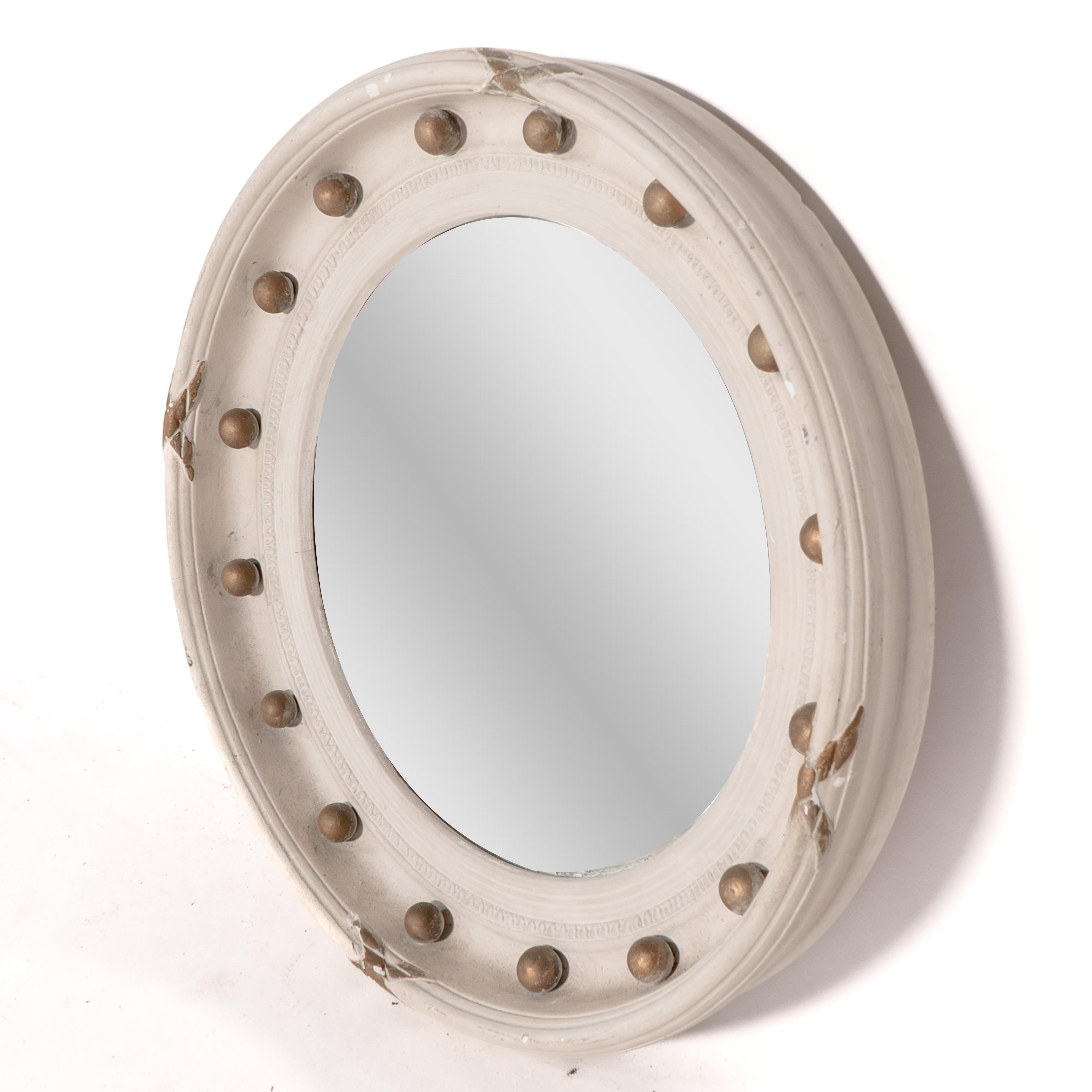 A Regency style circular convex mirror with ball and ribbon decoration In Good Condition For Sale In London, GB