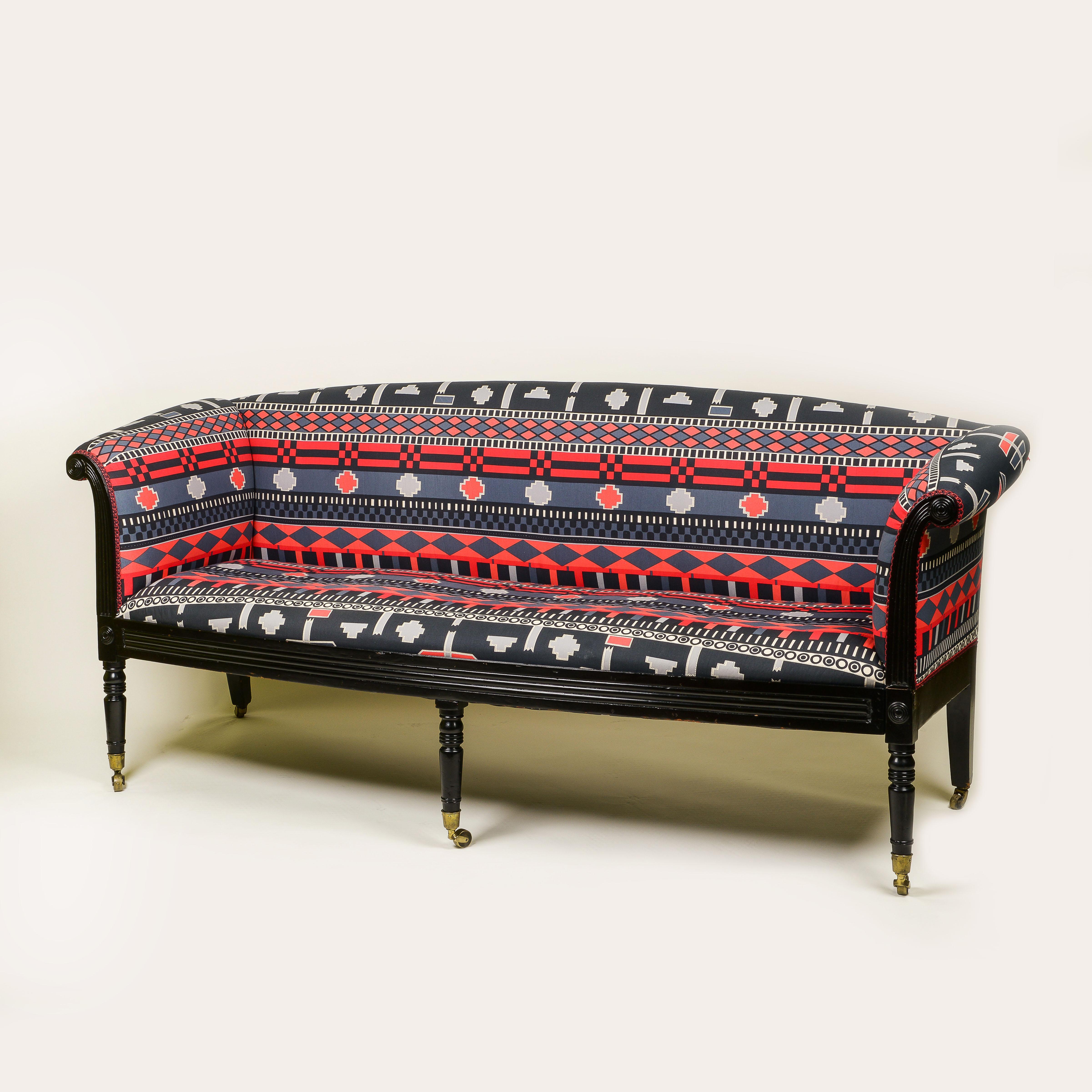 Ein neu gepolstertes Sofa im Regency-Stil mit einem Vintage-Stoff von YSL.