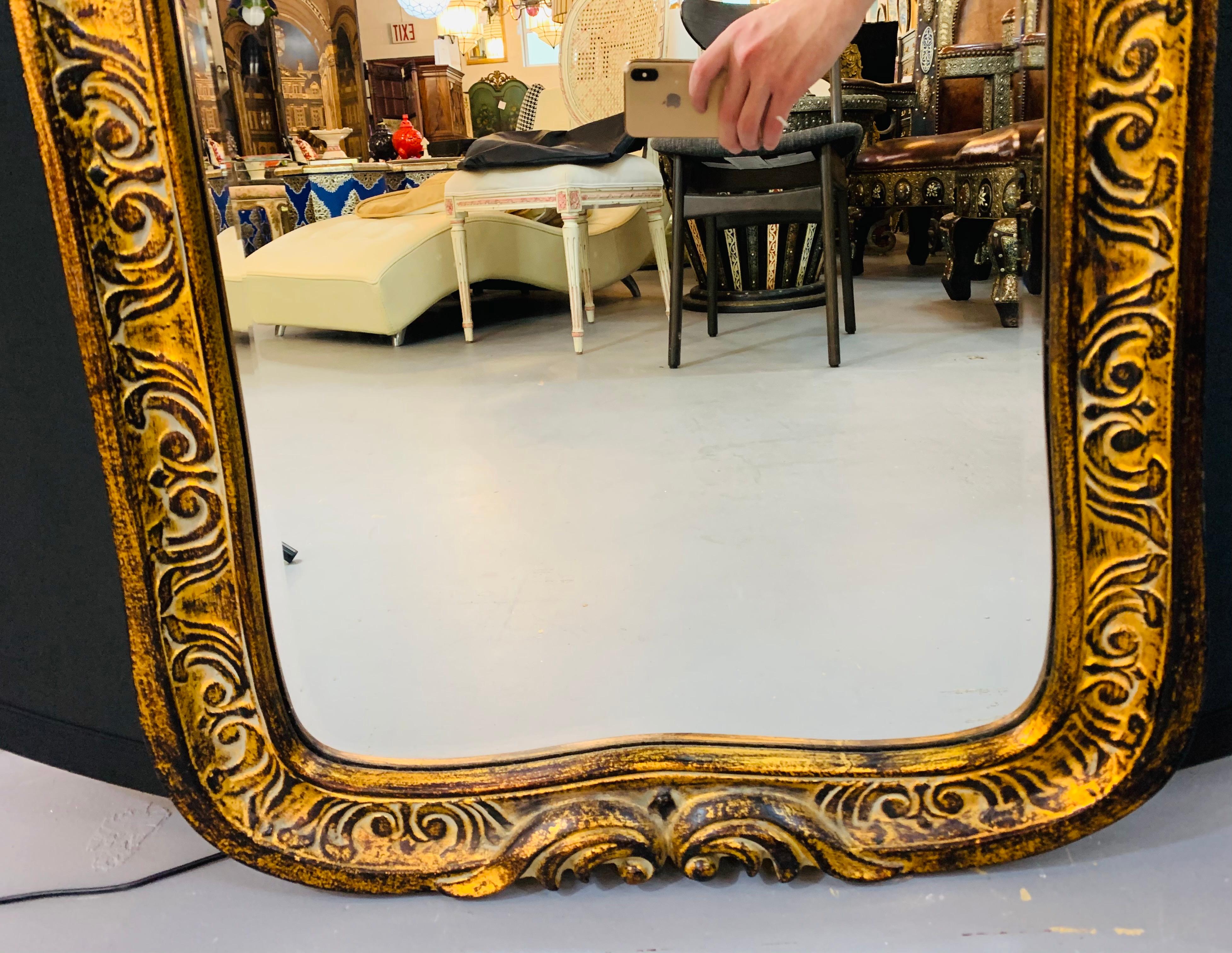 Grand miroir mural ou de coiffeuse doré de style Régence en vente 4