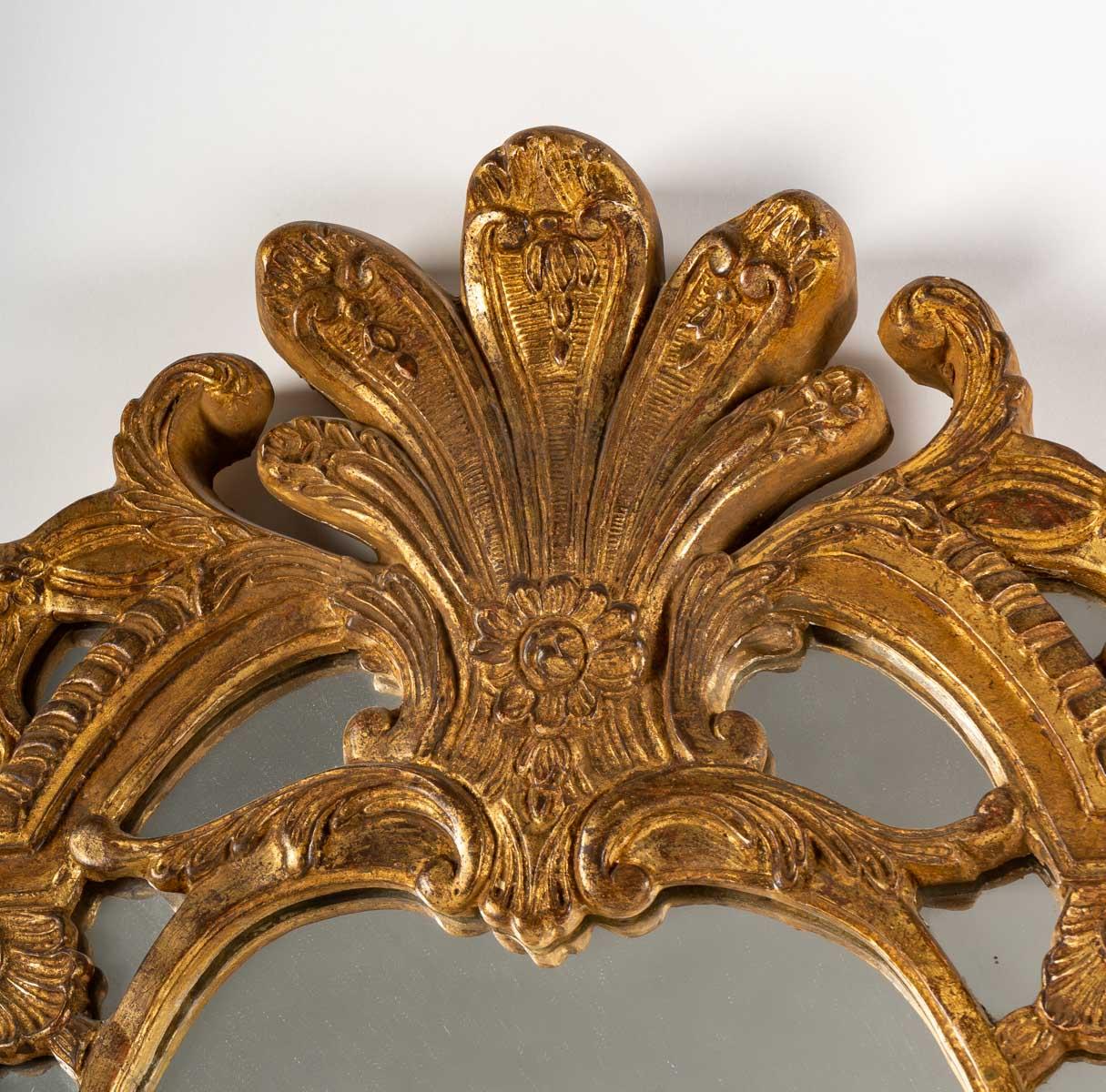 A Regency style gilt Stucco mirror, 20th century, perfect condition.
Measures: H: 120 cm, W: 65 cm, D: 4.5 cm
réf 2985.