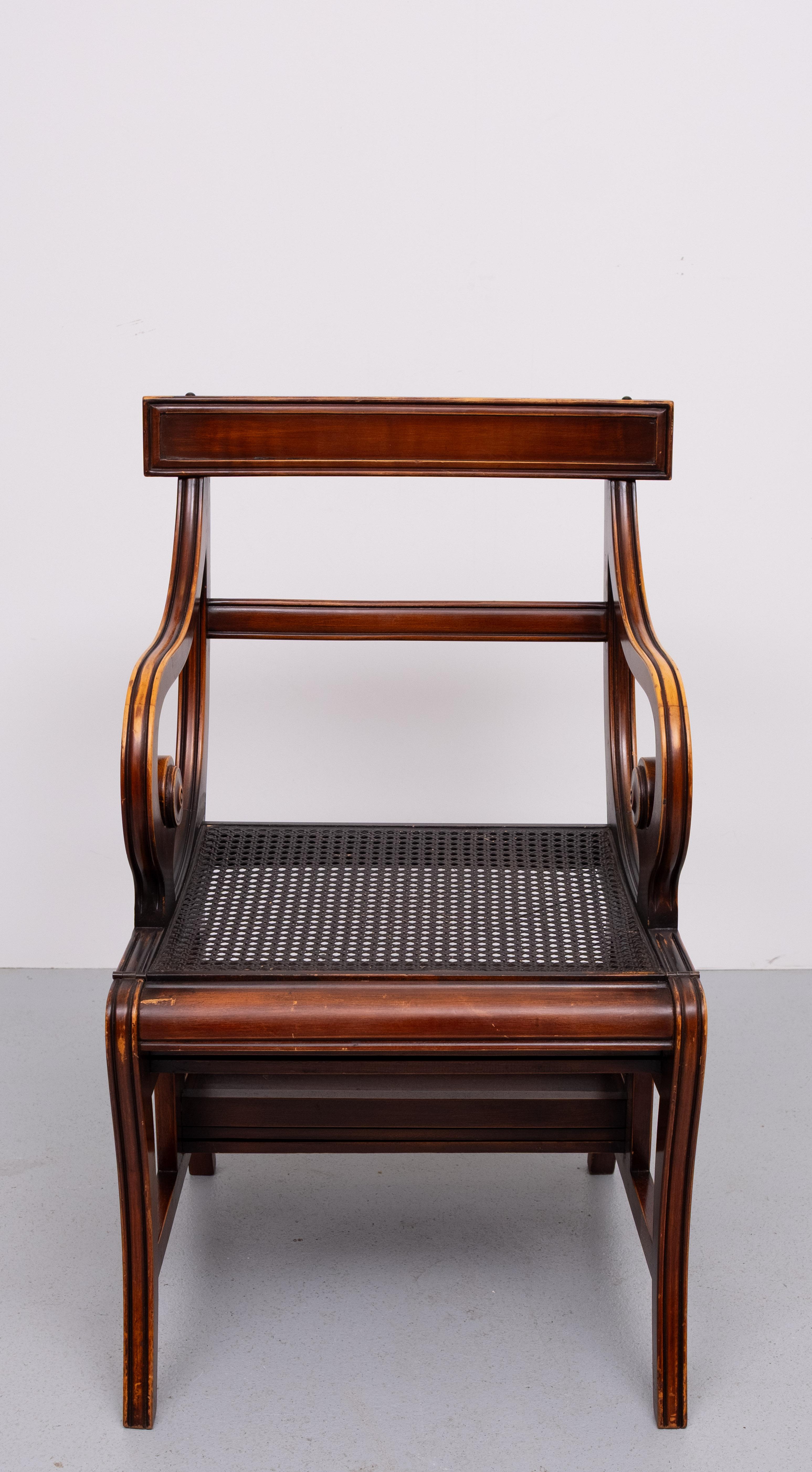Magnifique chaise de bibliothèque en acajou massif de style Regency. Il suffit de plier la Chaise pour ouvrir et oser les étapes.
Les marches sont en cuir vert et le siège est en osier. De bonnes marches robustes.


    Hauteur d'assise 43 cm
