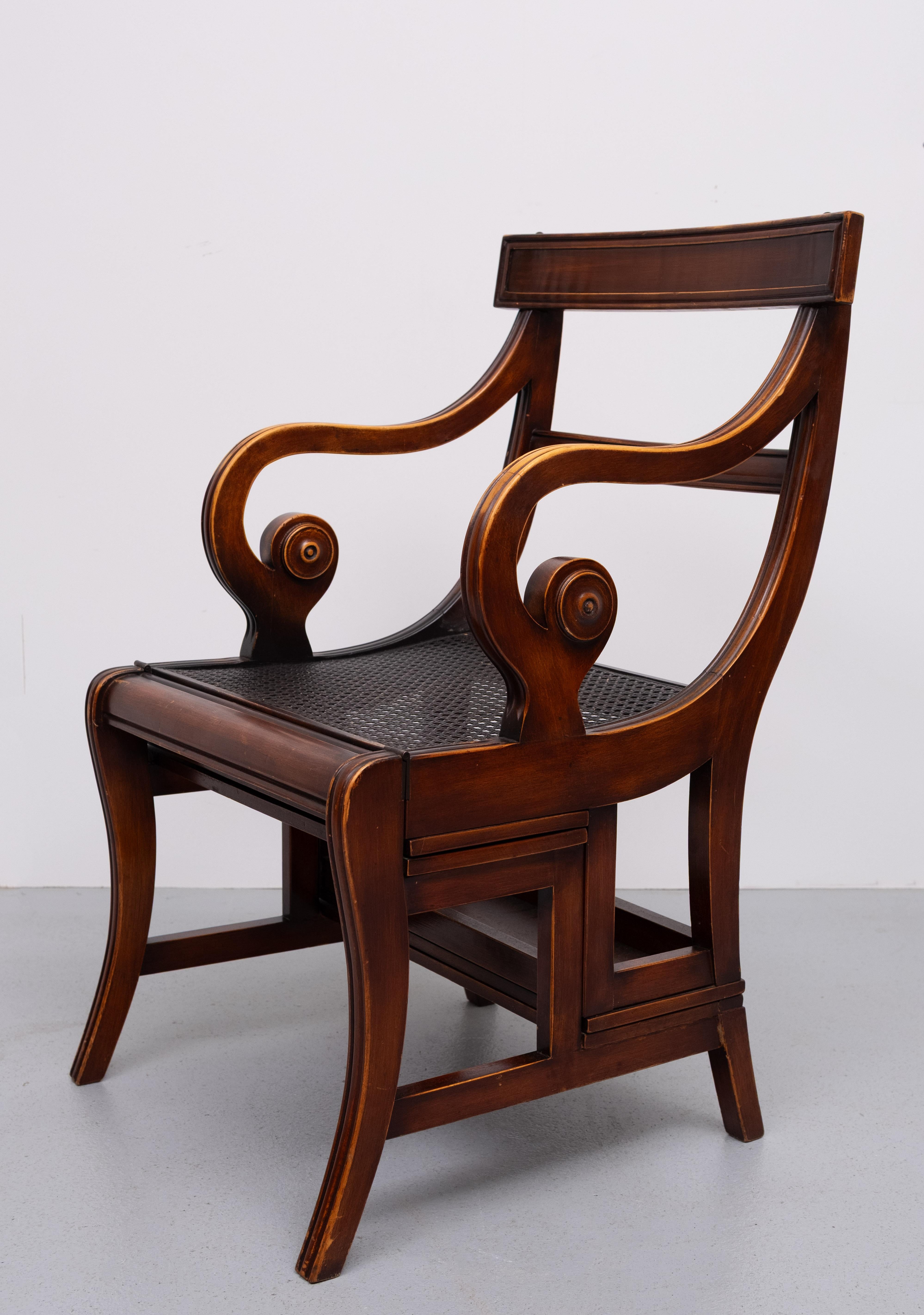 Acajou Fauteuil de bibliothèque en acajou de style Regency.  Angleterre en vente