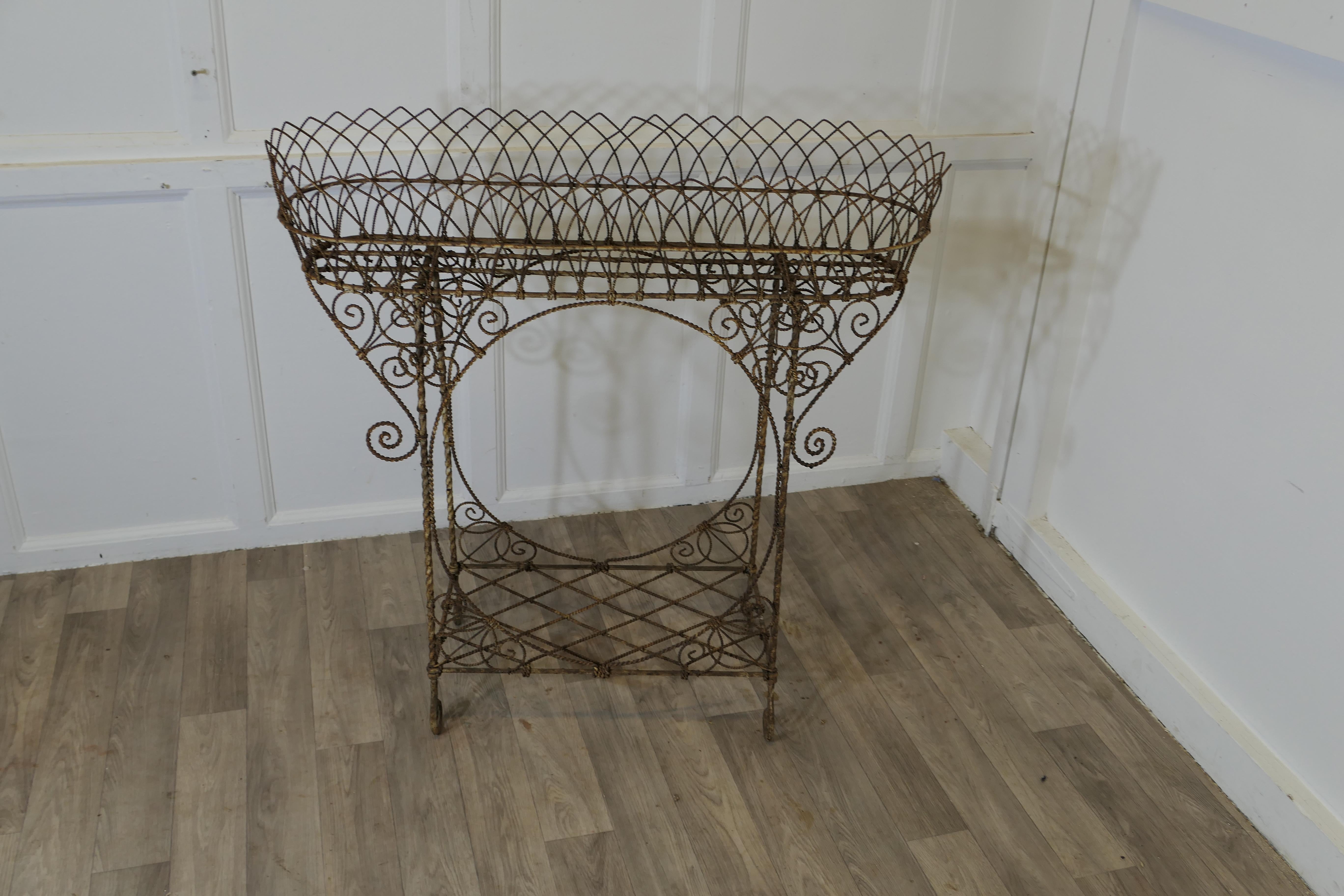 Un portavaso Regency in filo metallico  La fioriera ha un cesto superiore In condizioni buone in vendita a Godshill, Isle of Wight