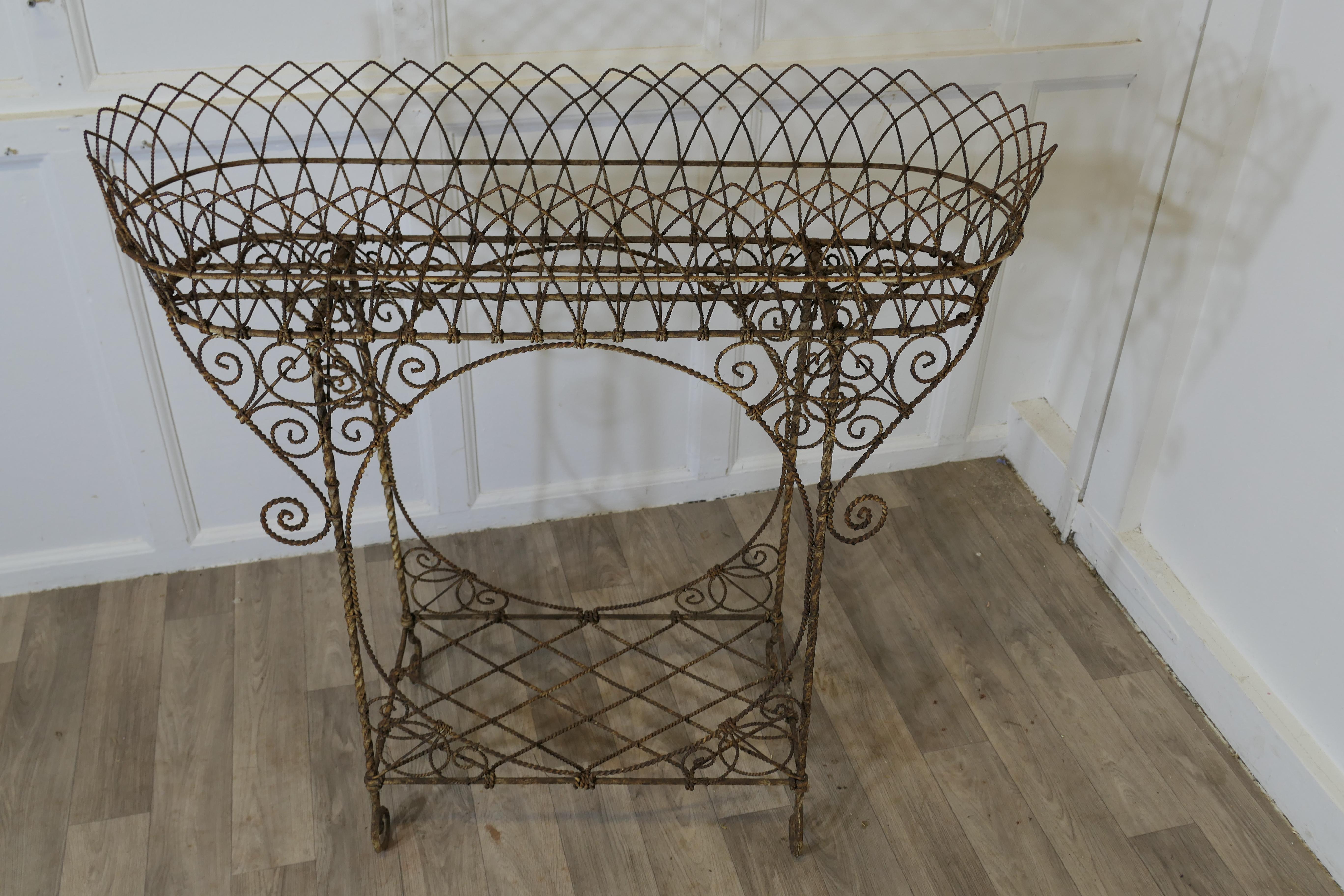 Metà XIX secolo Un portavaso Regency in filo metallico  La fioriera ha un cesto superiore in vendita