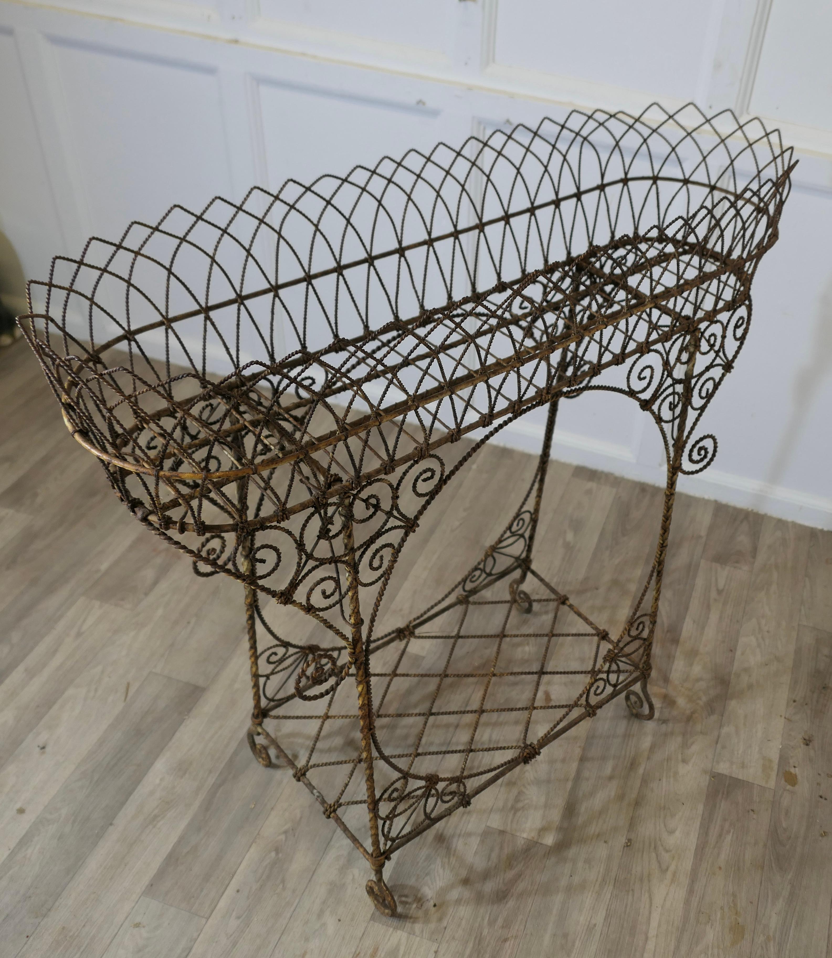 Un portavaso Regency in filo metallico  La fioriera ha un cesto superiore in vendita 3