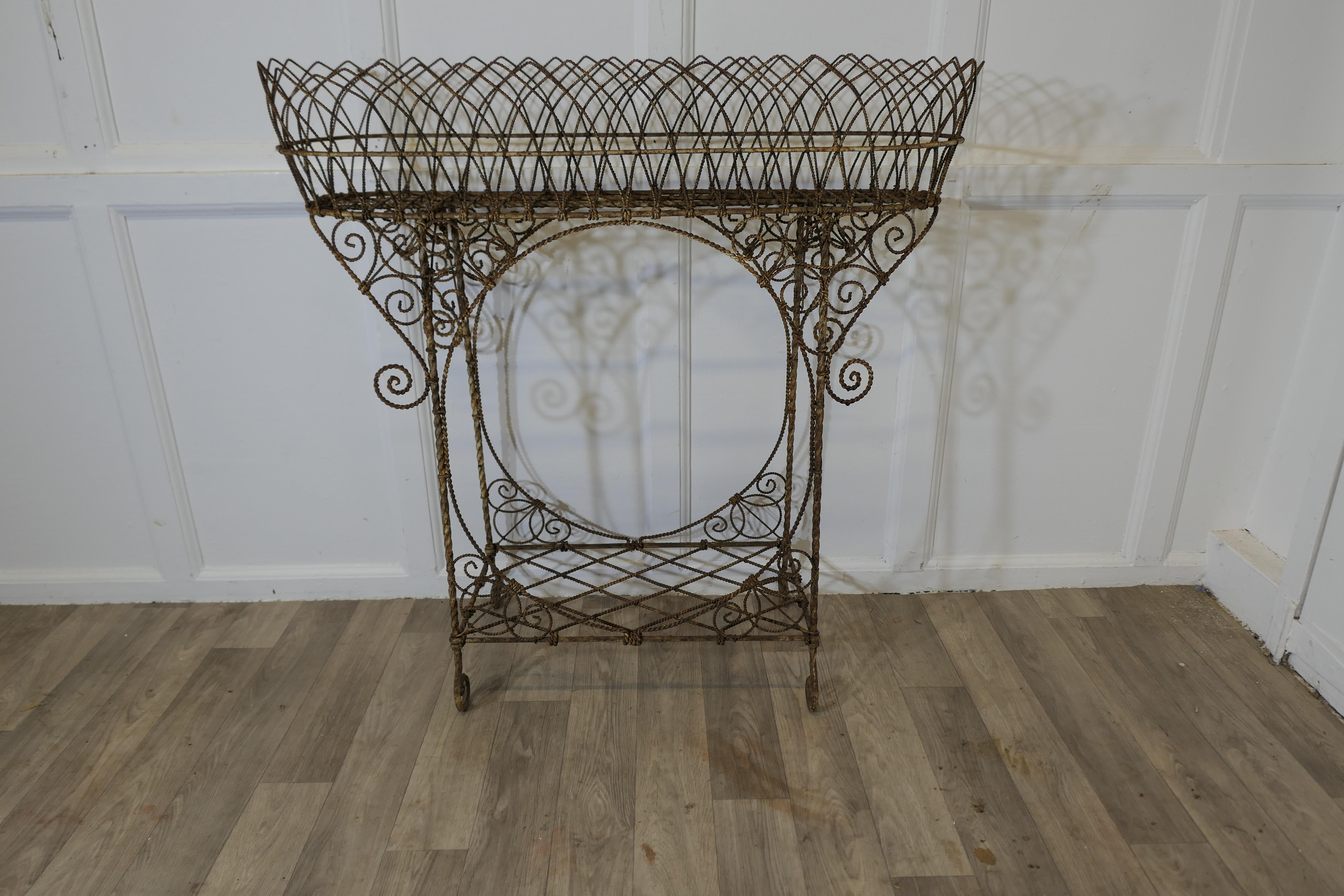 Un portavaso Regency in filo metallico  La fioriera ha un cesto superiore in vendita 4
