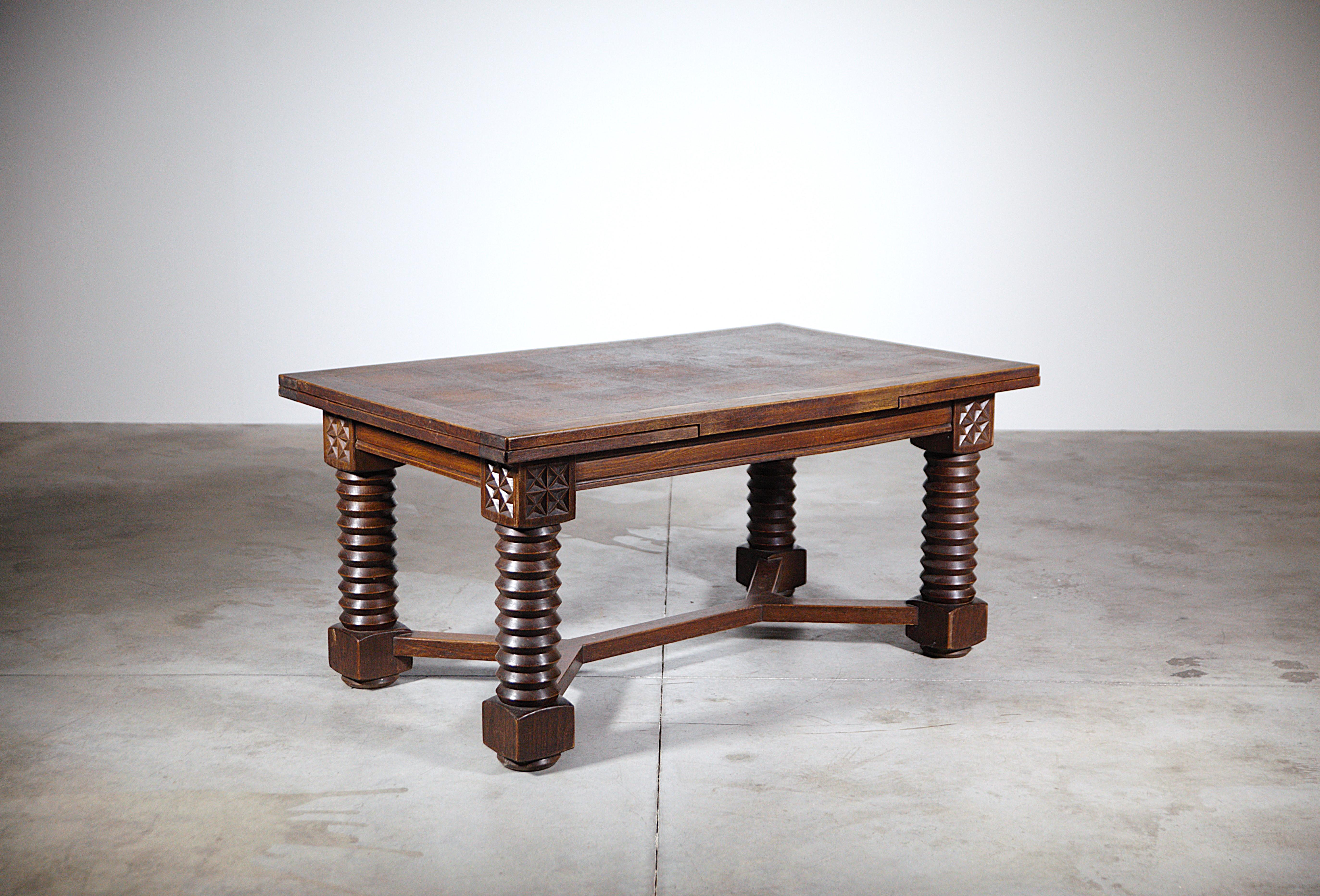 Table de salle à manger régionaliste française des années 1940 en vente 4