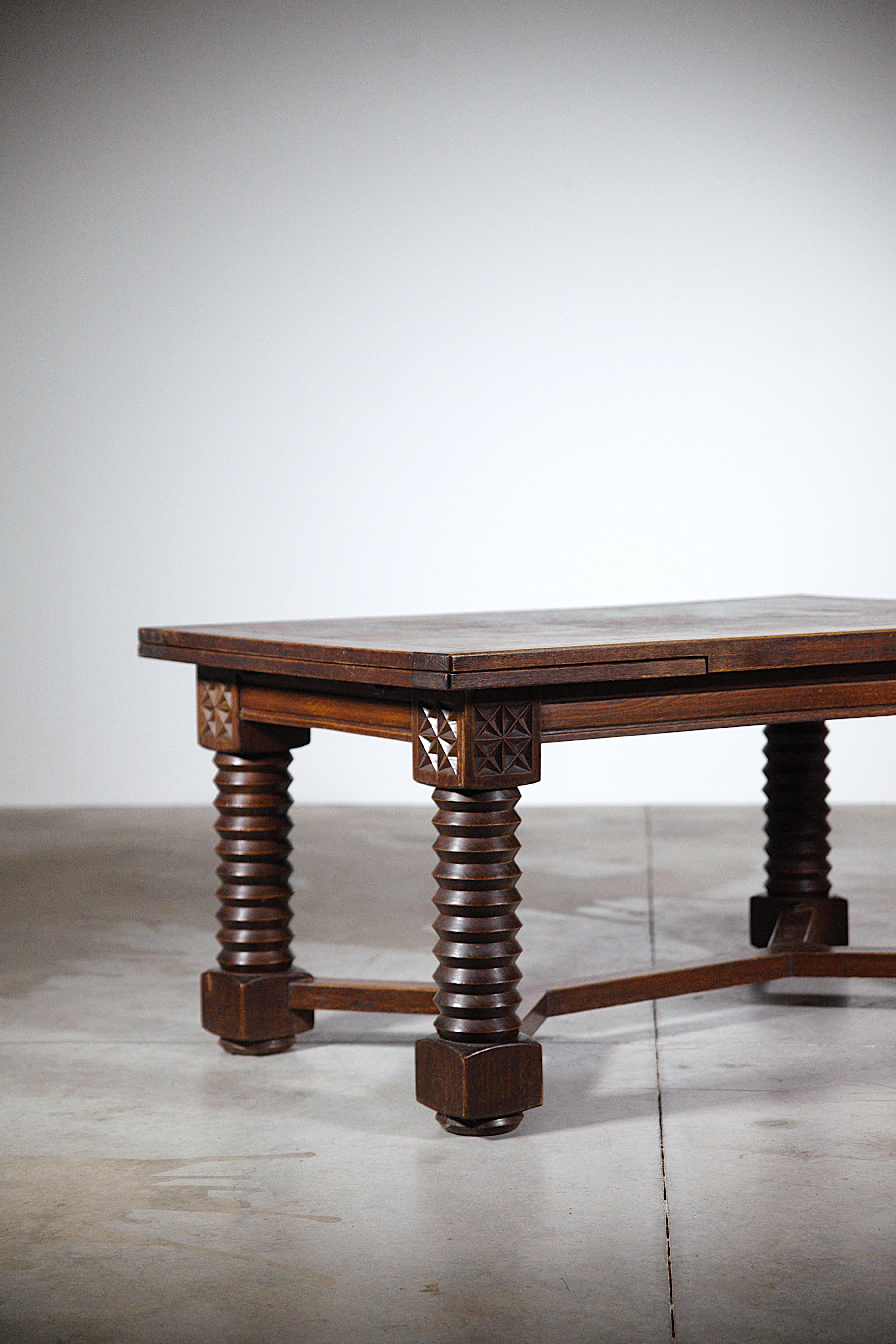 Table de salle à manger régionaliste française des années 1940 en vente 5