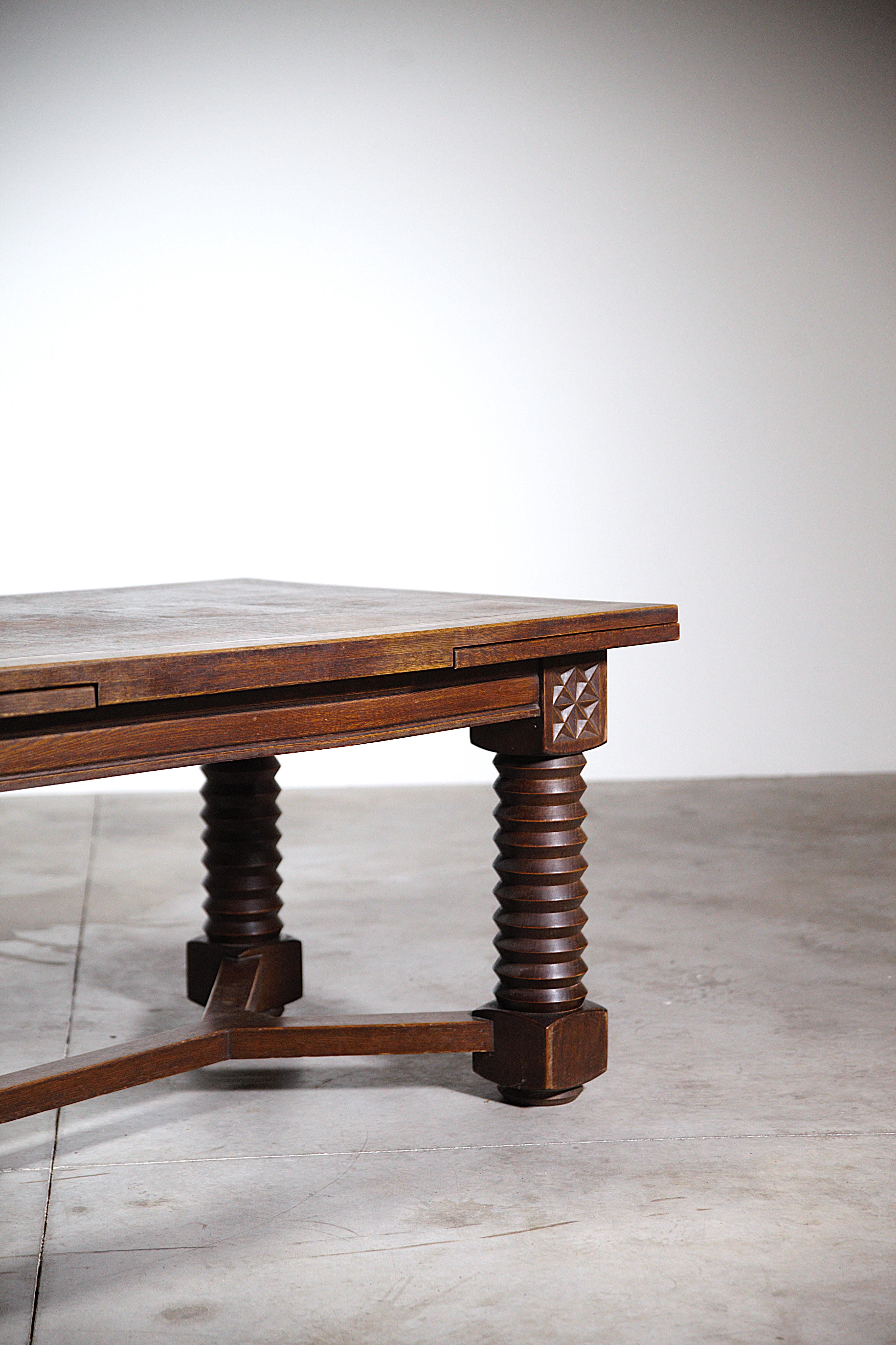 Table de salle à manger régionaliste française des années 1940 en vente 6