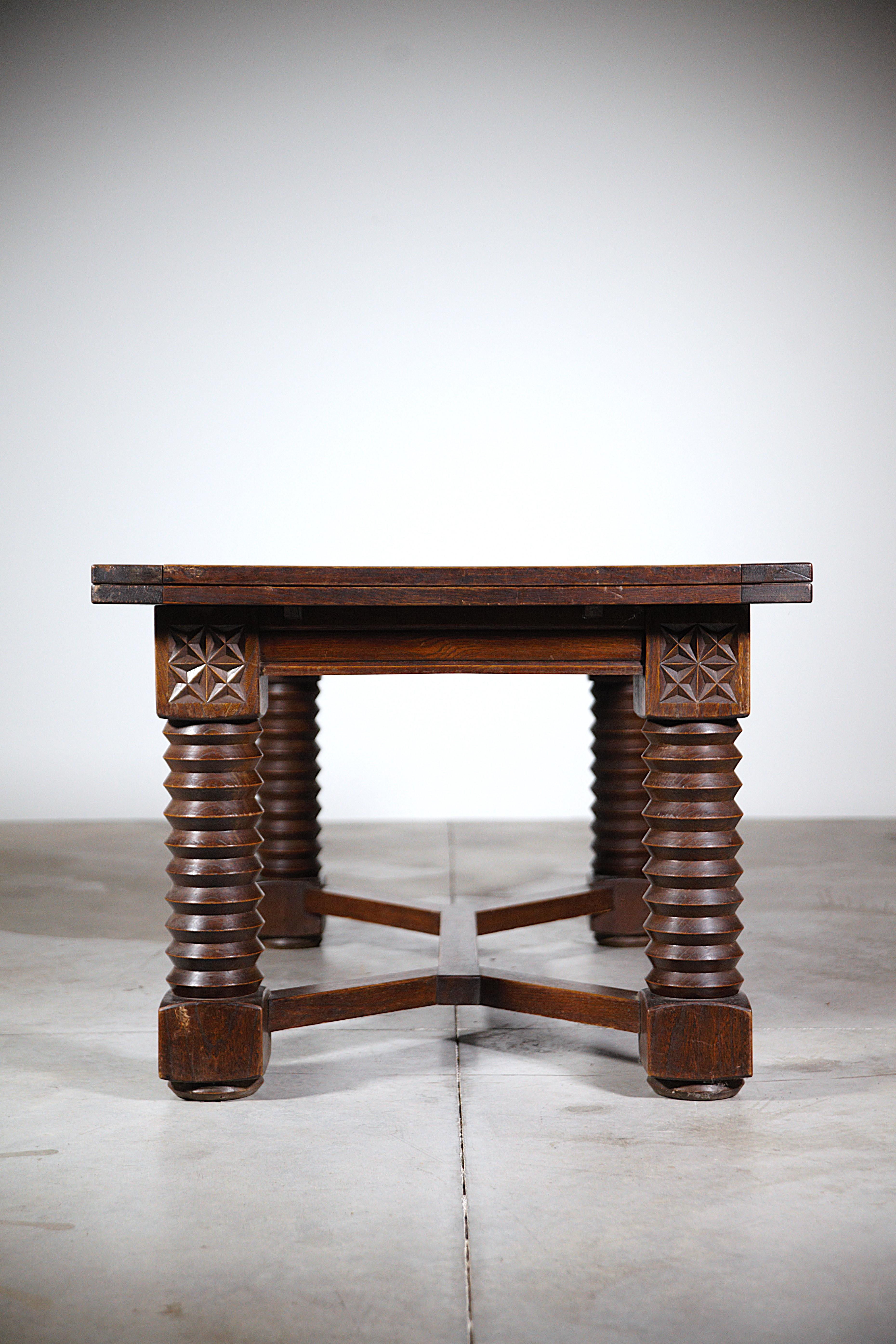 Table de salle à manger régionaliste française des années 1940 en vente 7