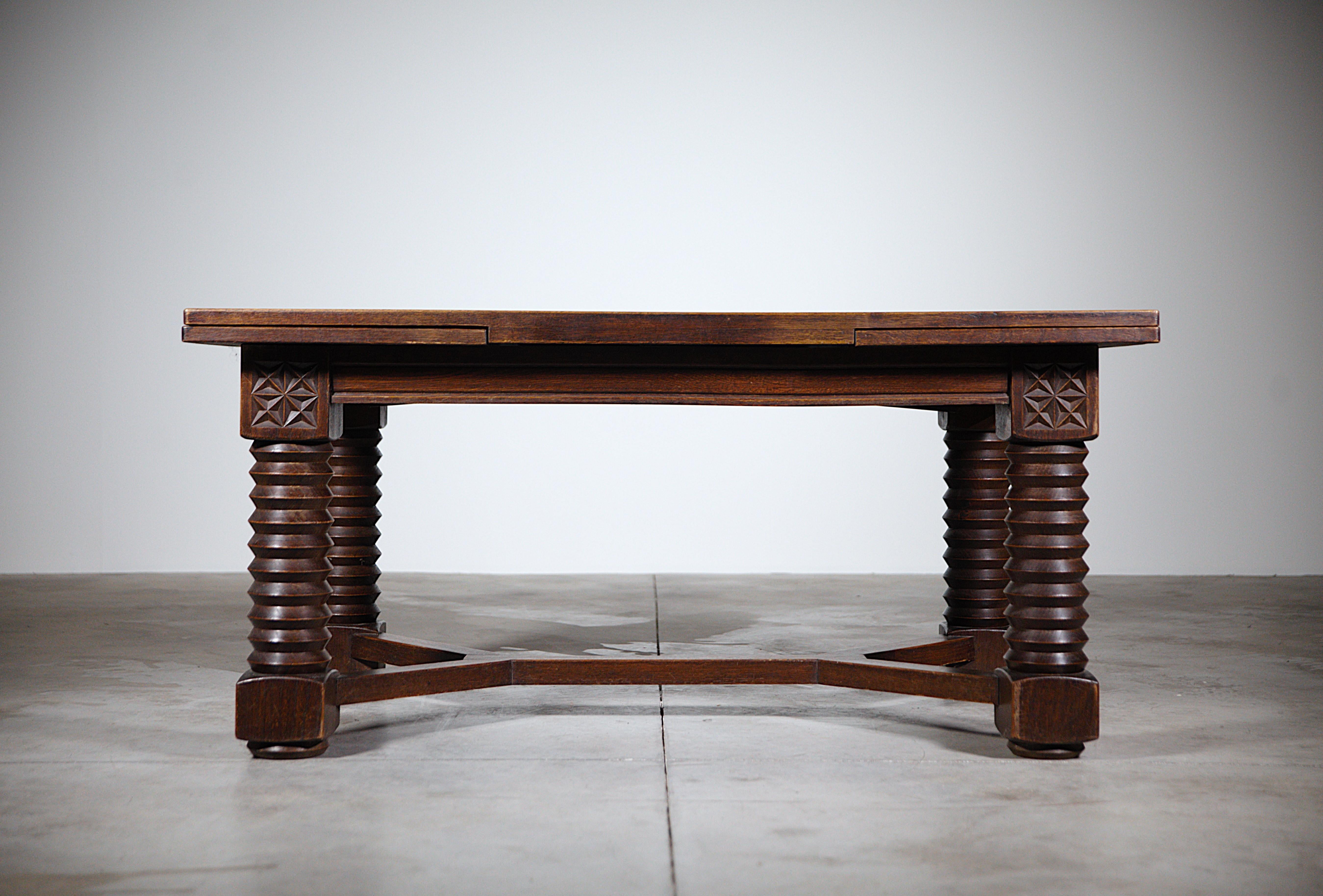 Table de salle à manger régionaliste basque France 1940s

A la manière de Victor Courtray.

Pieds sculptés et qualité de fabrication.

Chêne.

Longueur avec extensions : 260cm