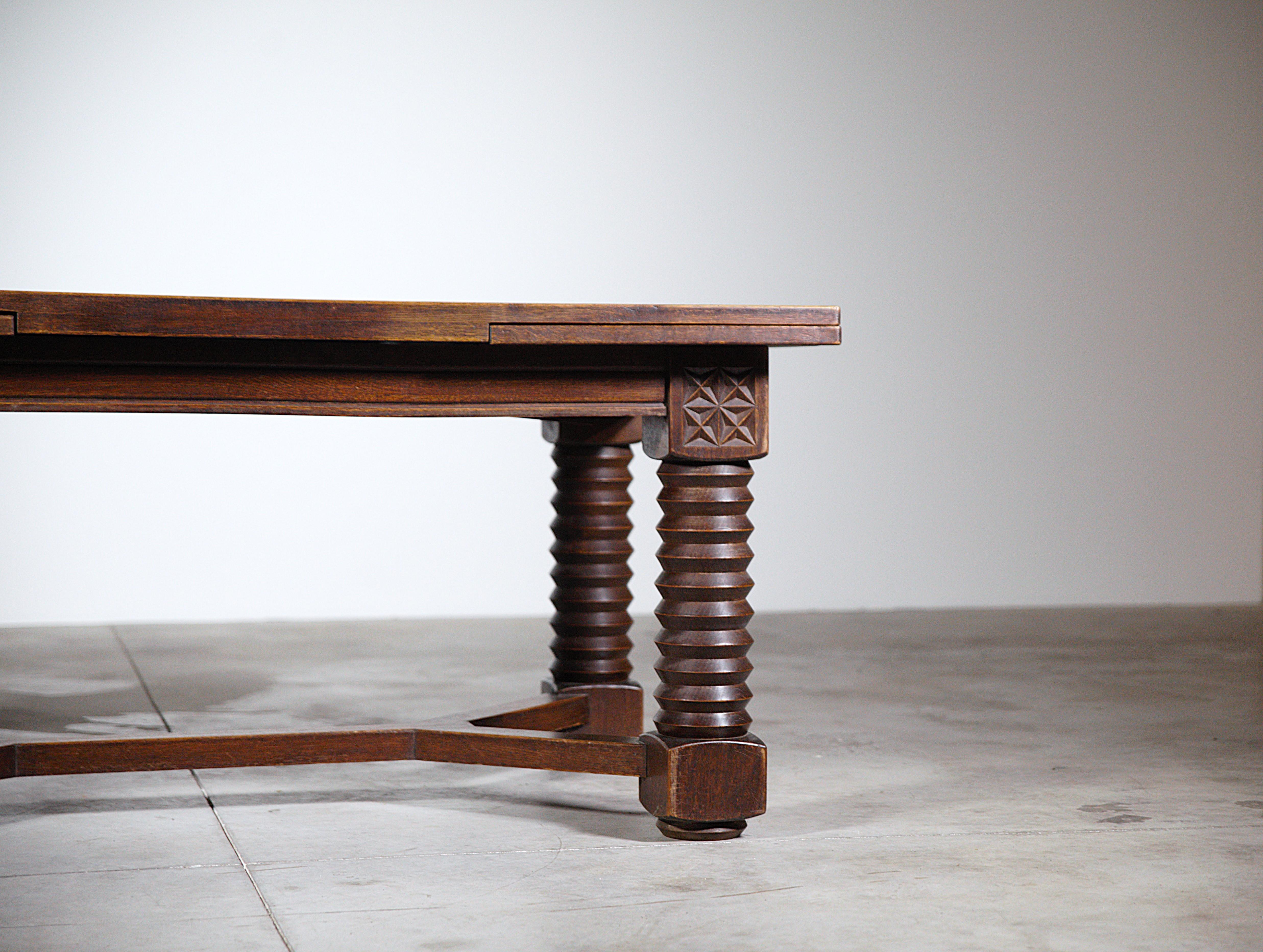 Français Table de salle à manger régionaliste française des années 1940 en vente