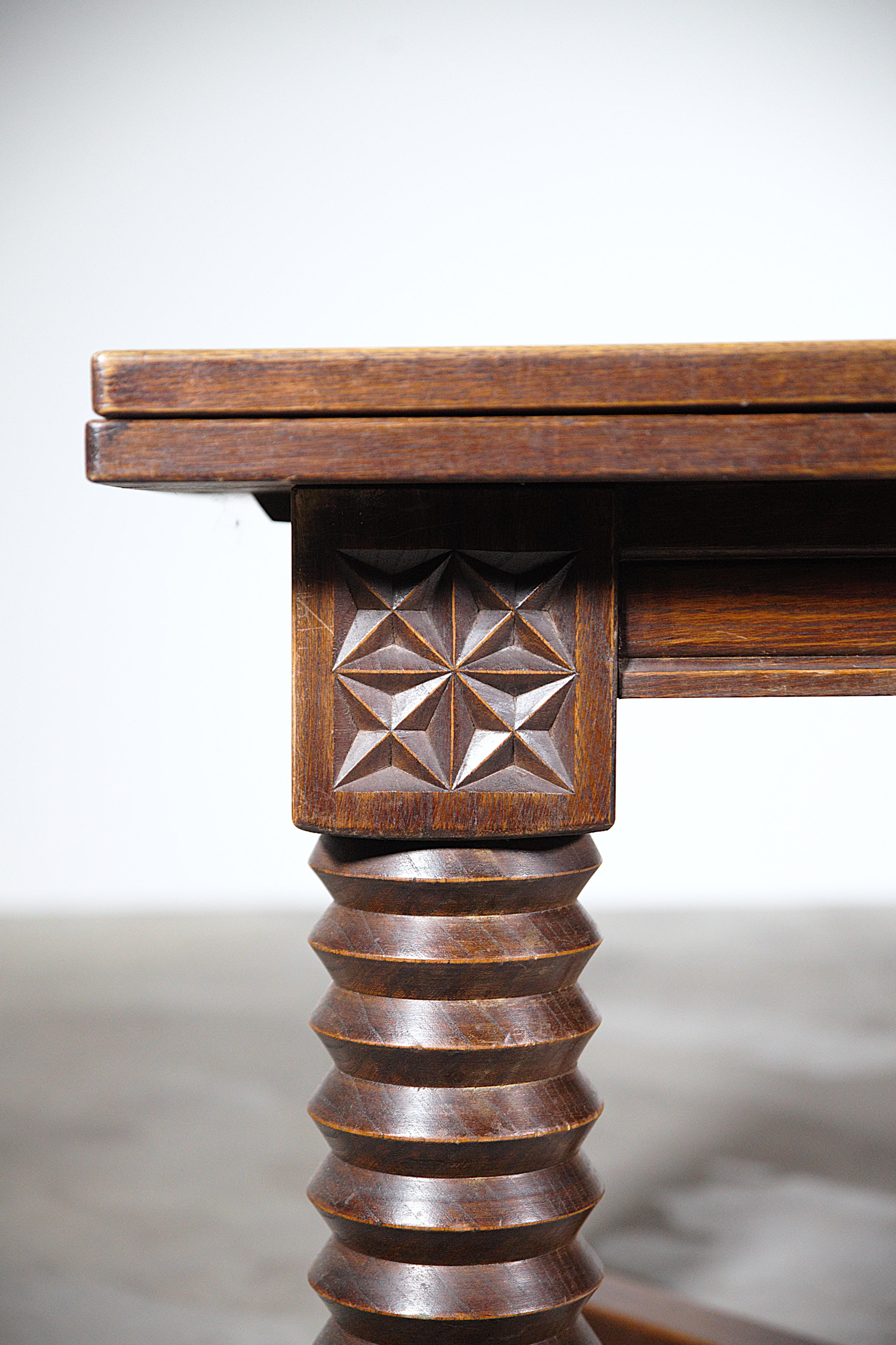Milieu du XXe siècle Table de salle à manger régionaliste française des années 1940 en vente