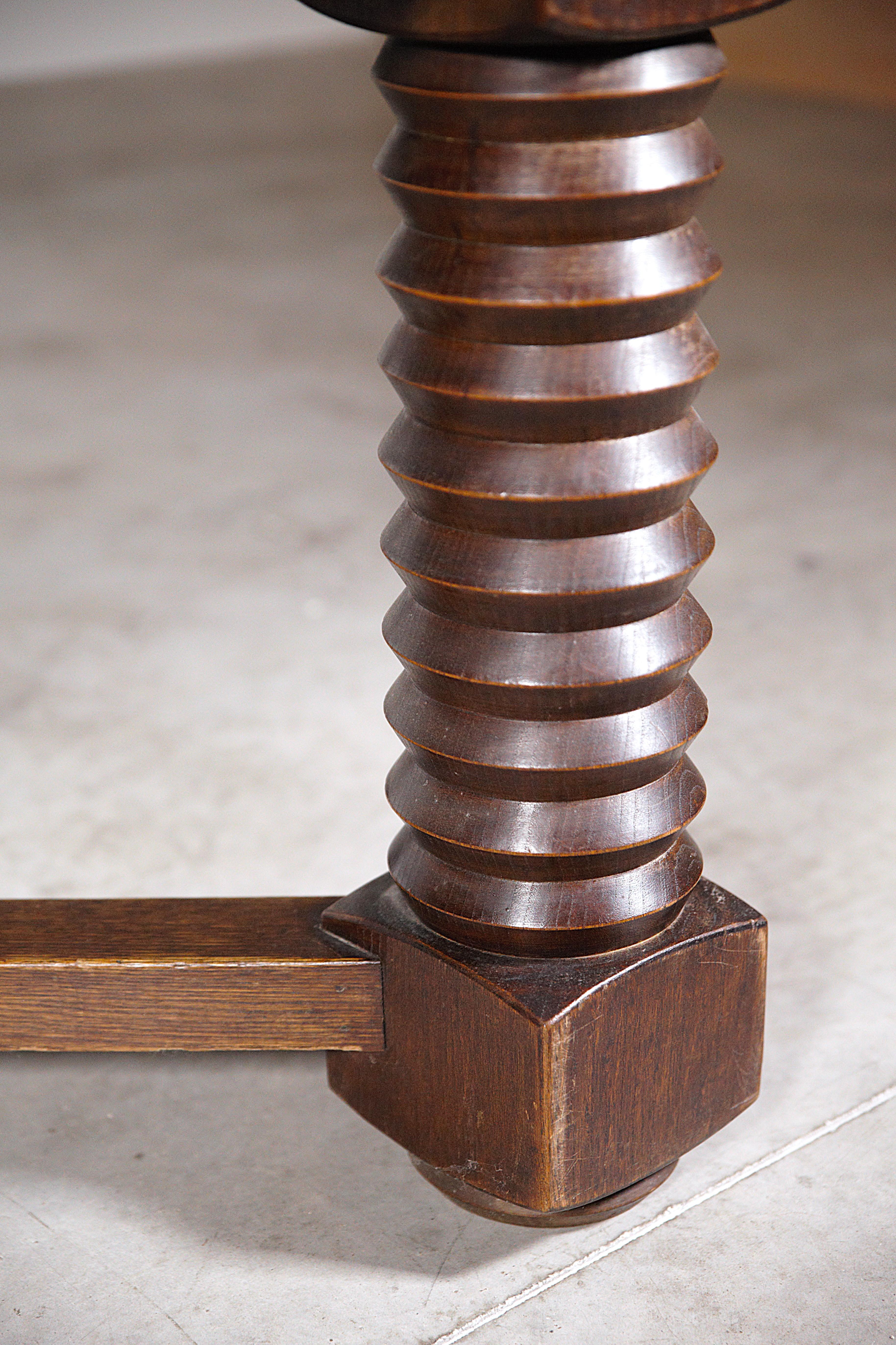 Bois Table de salle à manger régionaliste française des années 1940 en vente
