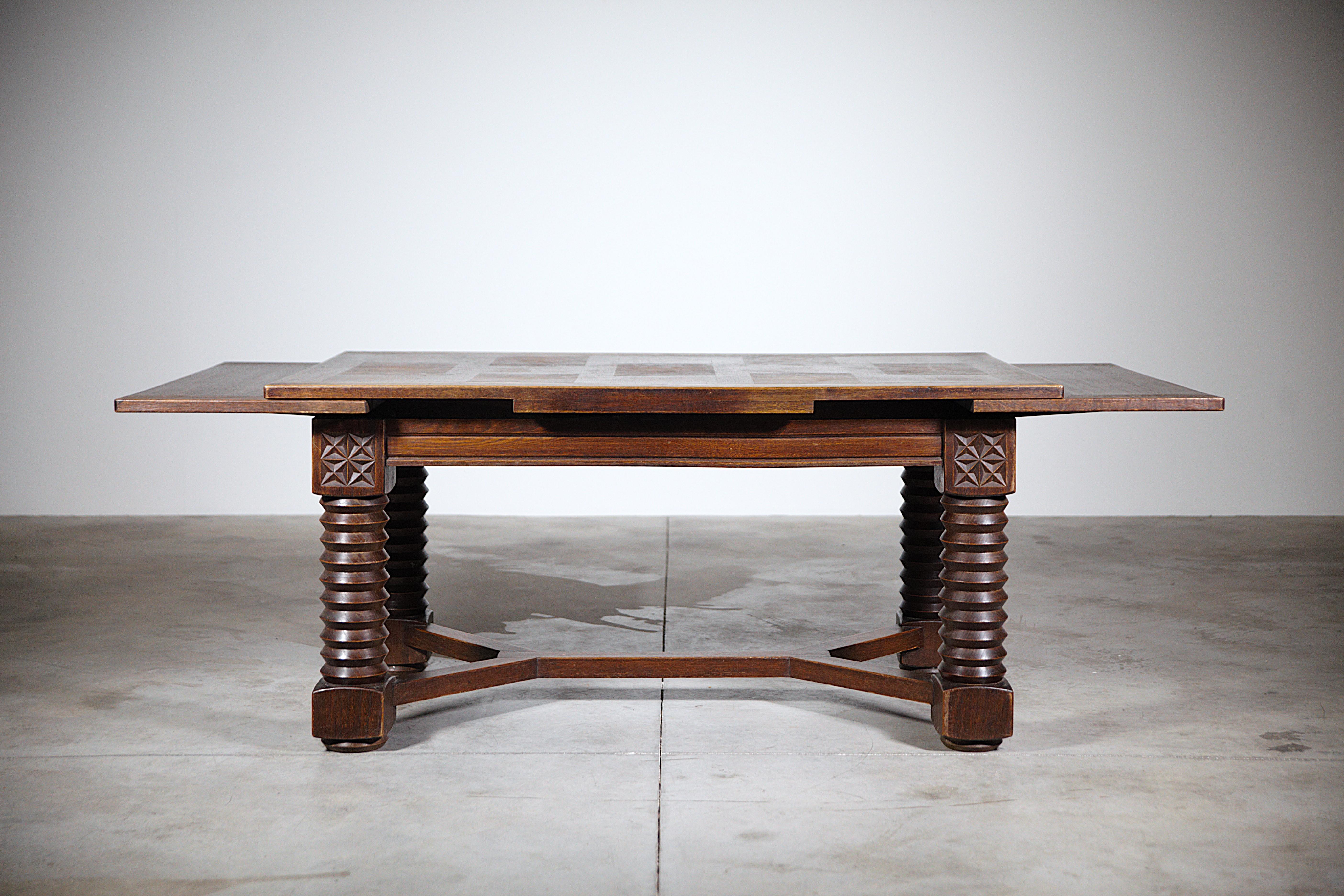 Table de salle à manger régionaliste française des années 1940 en vente 1