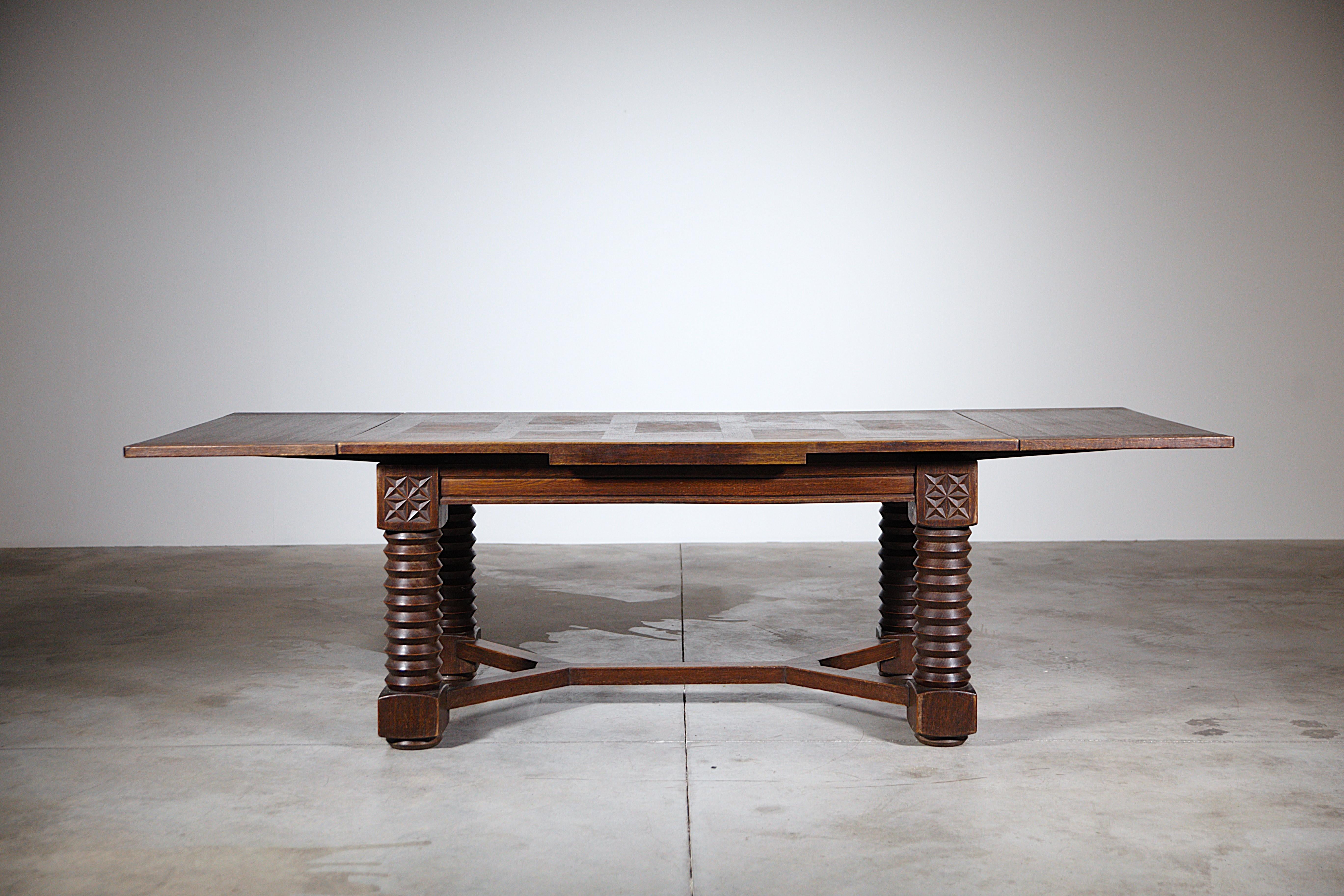 Table de salle à manger régionaliste française des années 1940 en vente 2