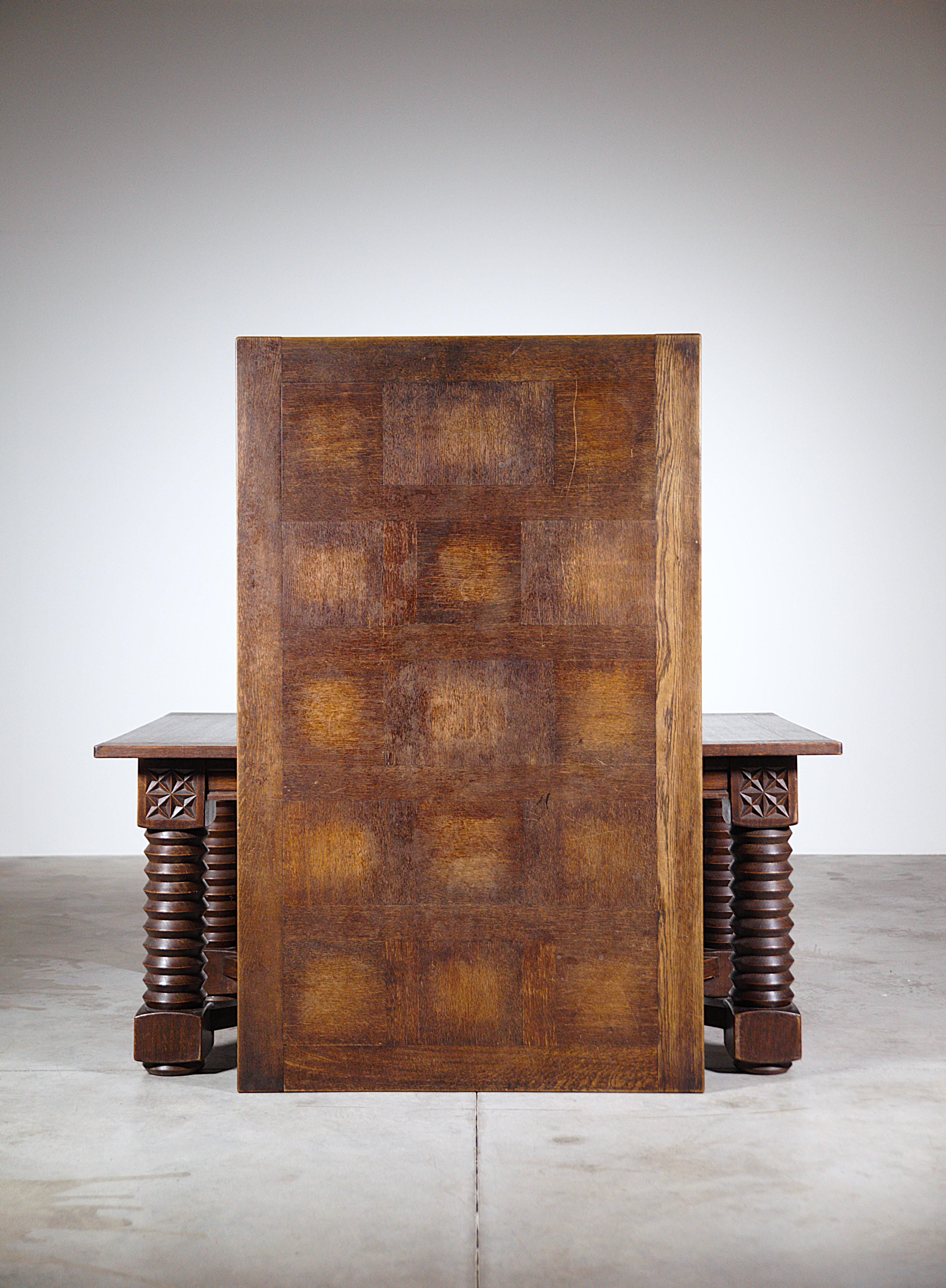 Table de salle à manger régionaliste française des années 1940 en vente 3