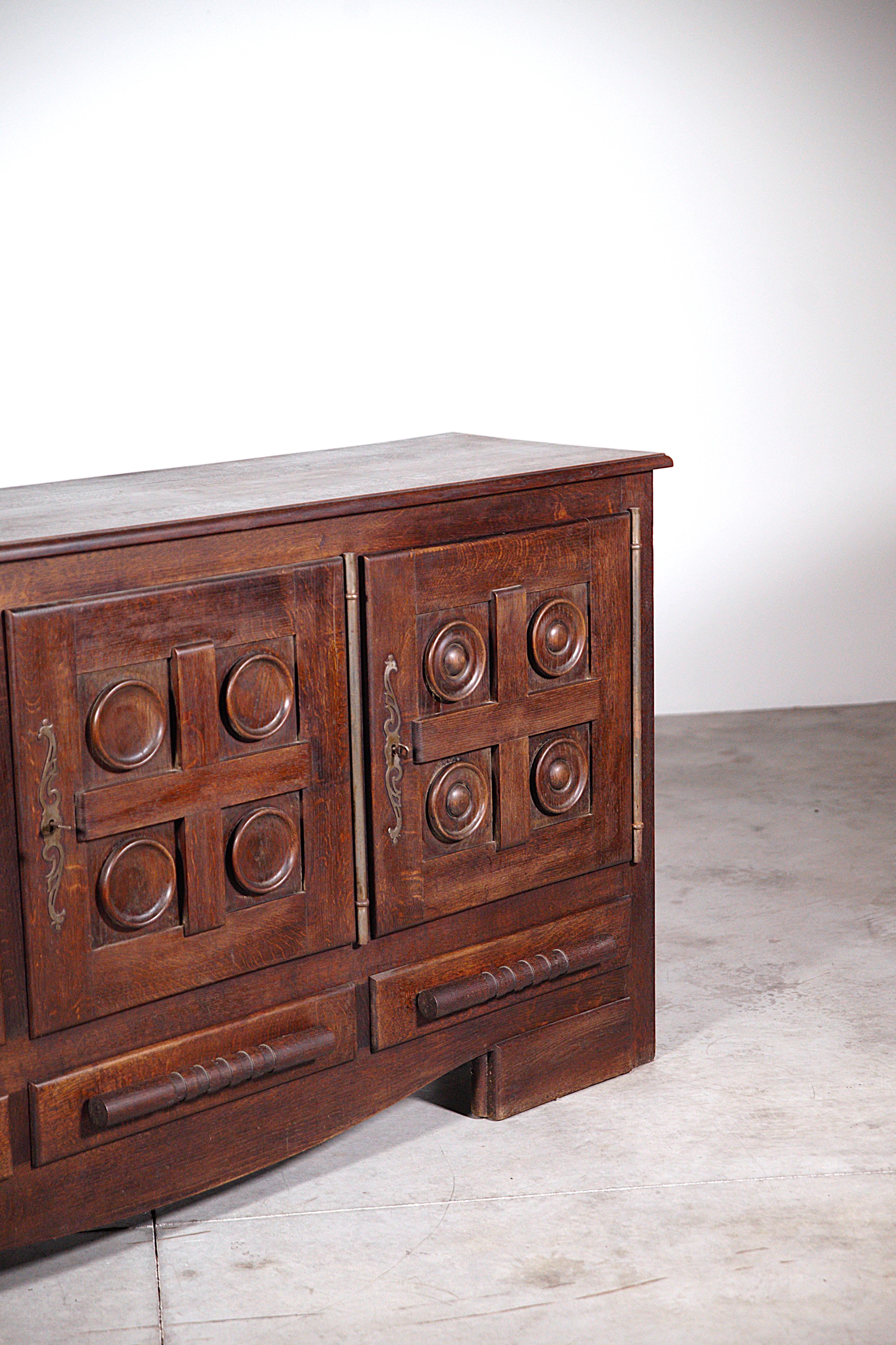 Enfilade régionaliste de Victor Courtray France, années 1940 en vente 4