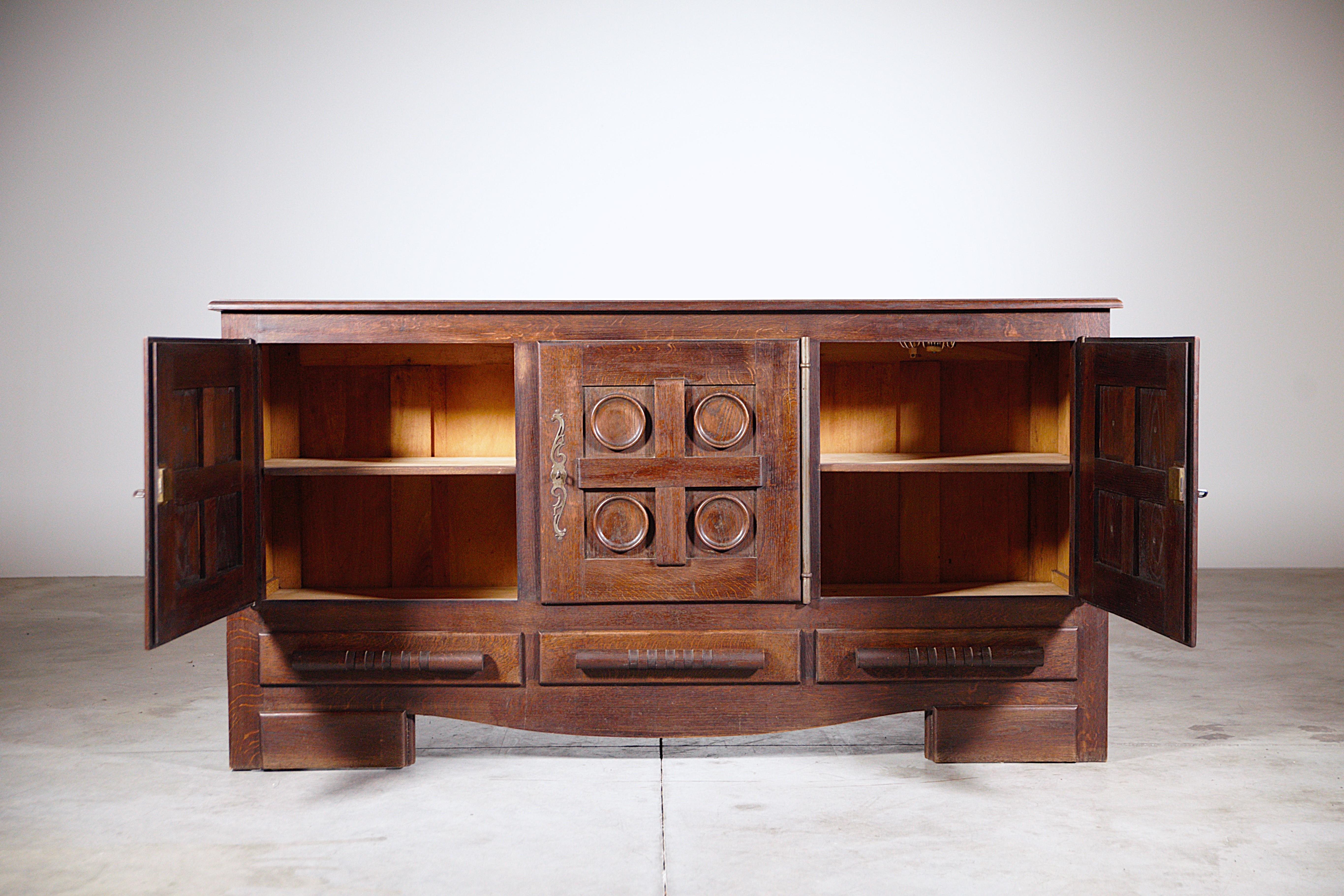 Enfilade régionaliste de Victor Courtray France, années 1940 en vente 2