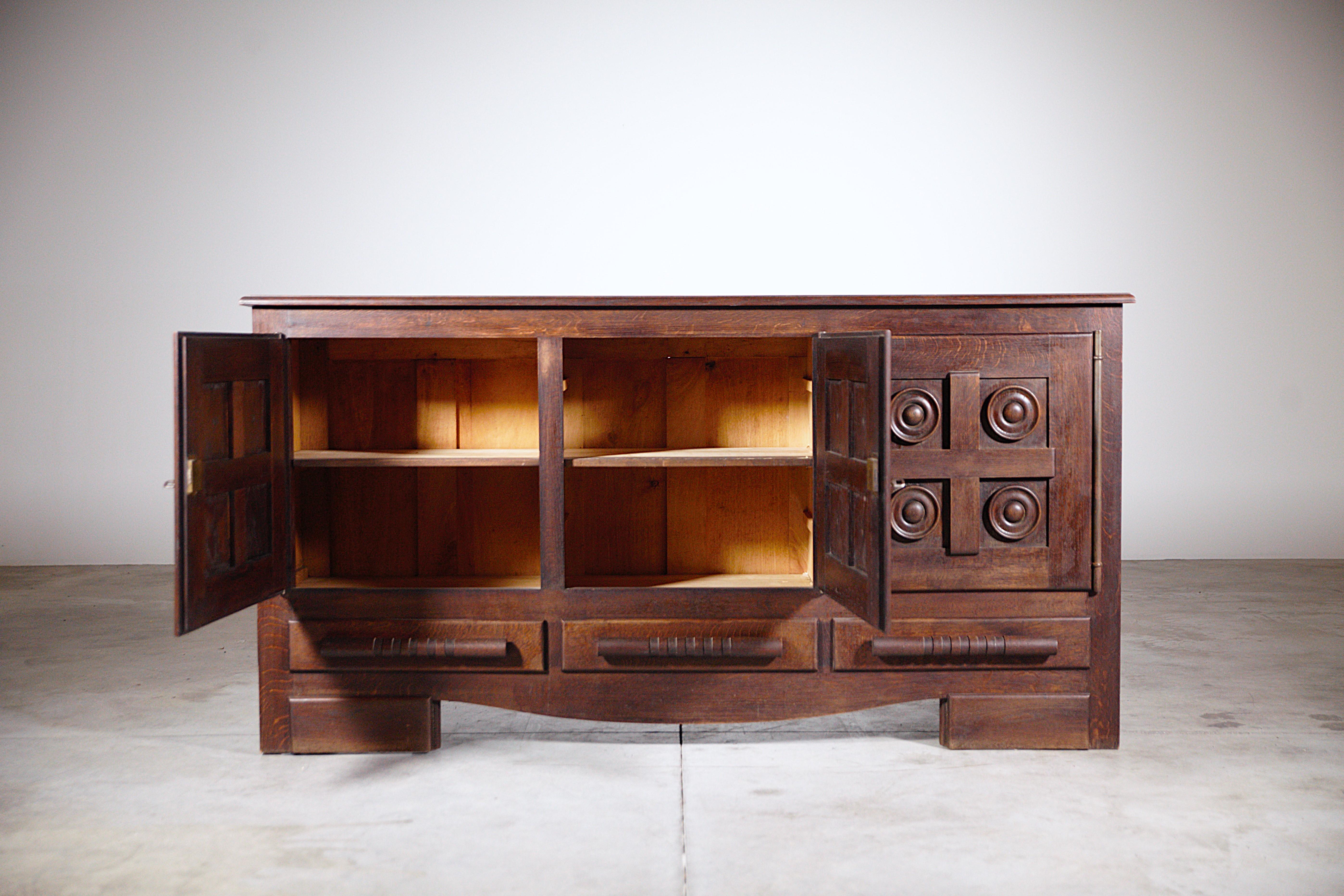 Enfilade régionaliste de Victor Courtray France, années 1940 en vente 3