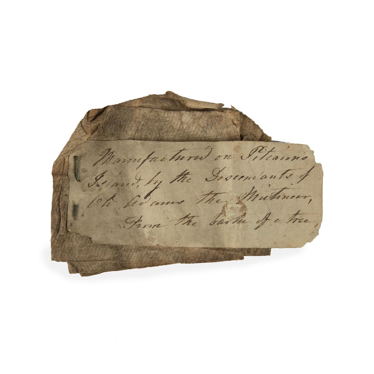 Une relique de la famille du mutin du Bounty John Adams : Un morceau exceptionnellement rare et documenté de tissu d'écorce des îles Pitcairn, avec un fragment de papier épinglé indiquant 