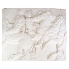 Relief in weißen Farben mit einem Motiv von Menschen und Pferden aus den 1940er Jahren