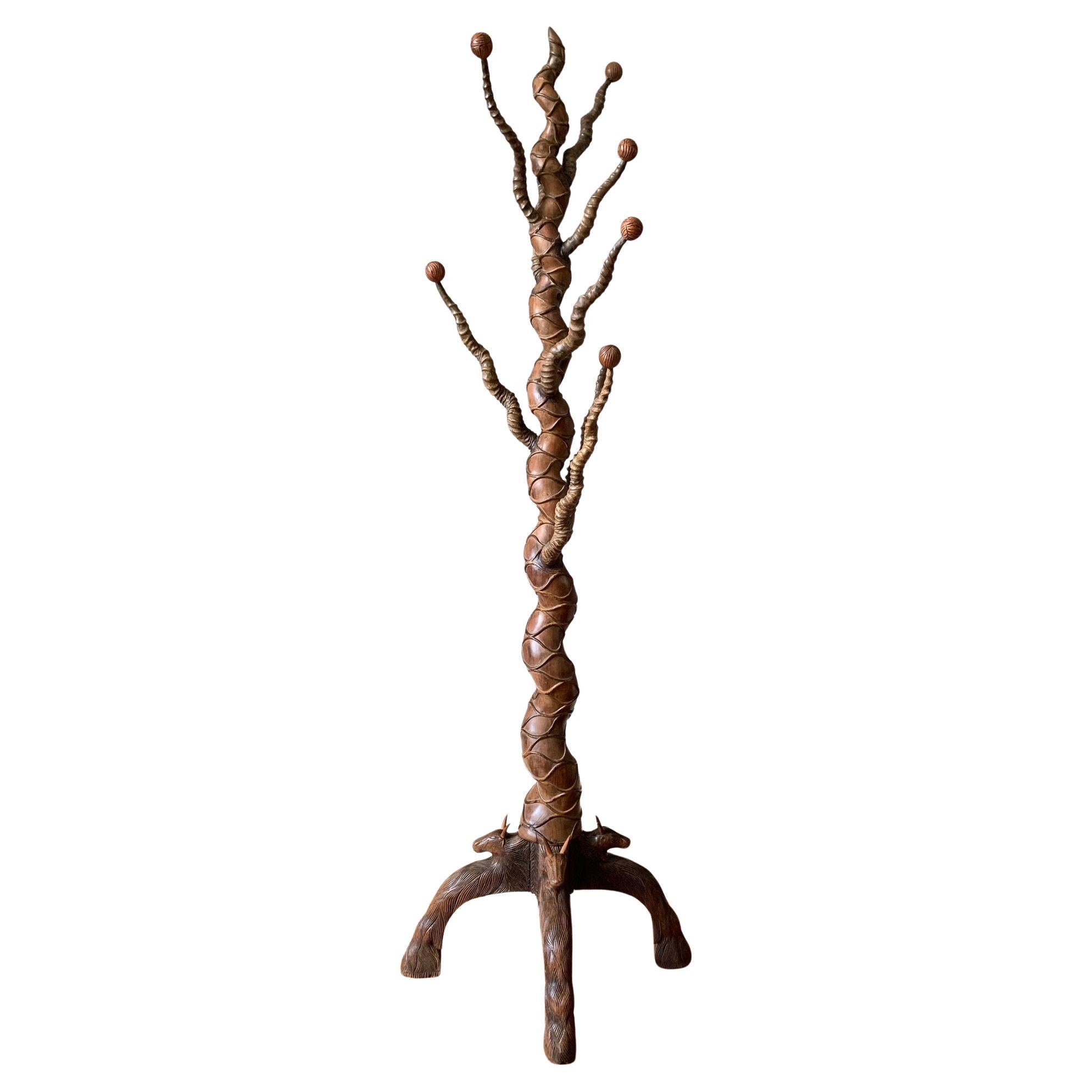 Una notevole cappelliera scolpita in legno di palissandro e corno di daino del XIX secolo in vendita