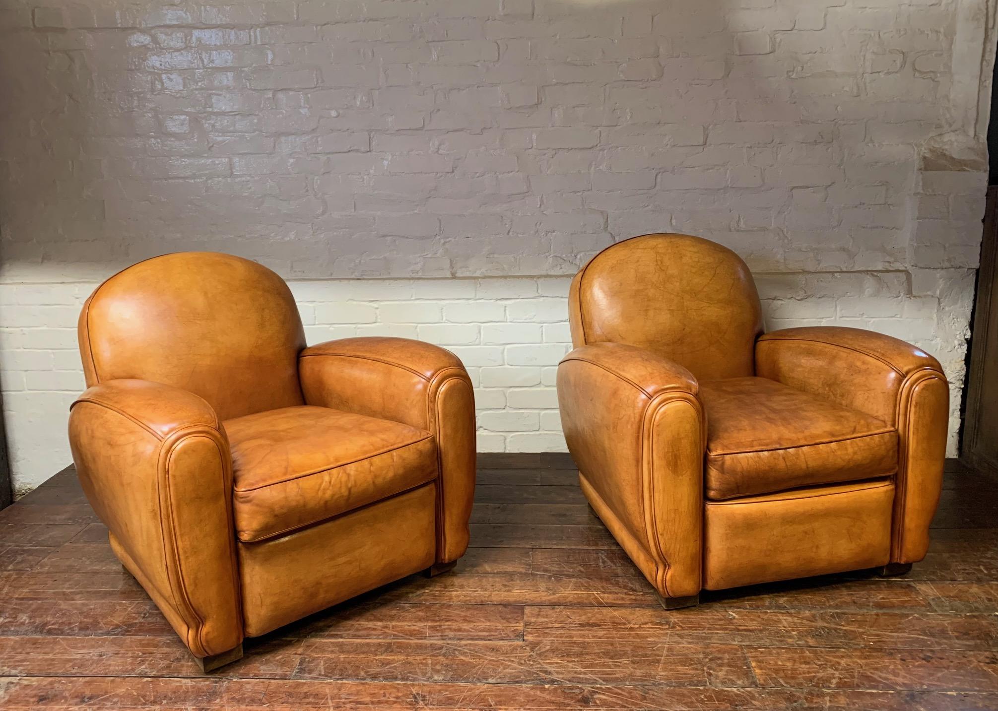 Remarquable paire de fauteuils club en cuir français, 