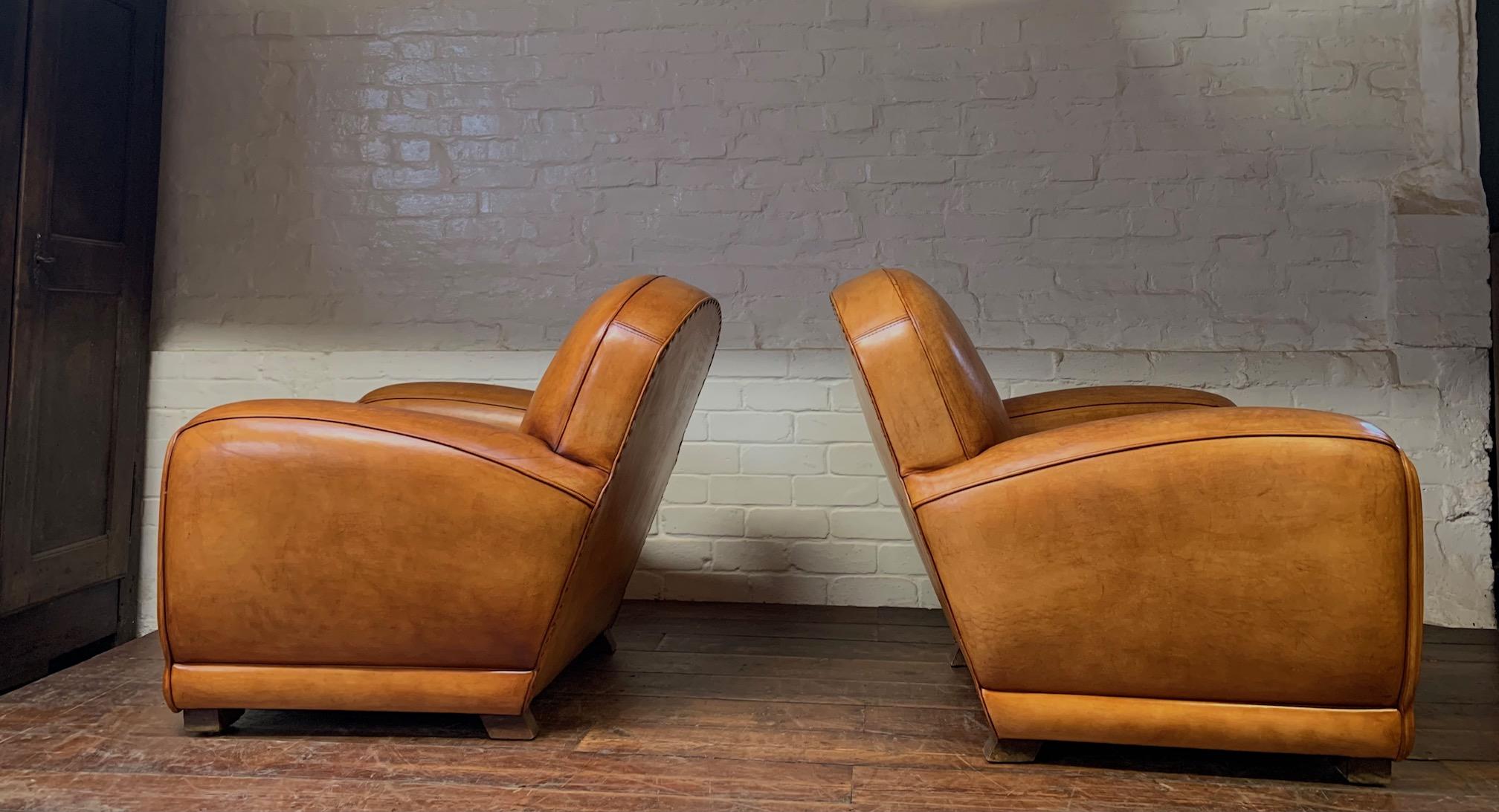 Remarquable paire de fauteuils club en cuir français, 