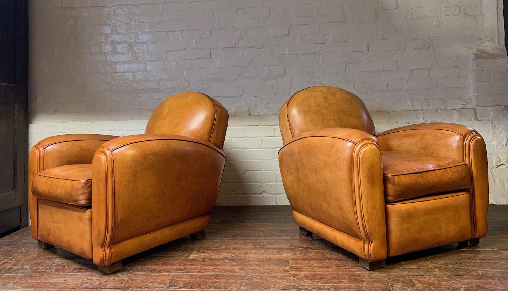 Remarquable paire de fauteuils club en cuir français, modèles cubains, vers 1950

Il s'agit de chaises magnifiques et en très bon état, tout indique que ces chaises sont de très grande qualité. Le cuir caramel d'origine a été très bien conservé. Il