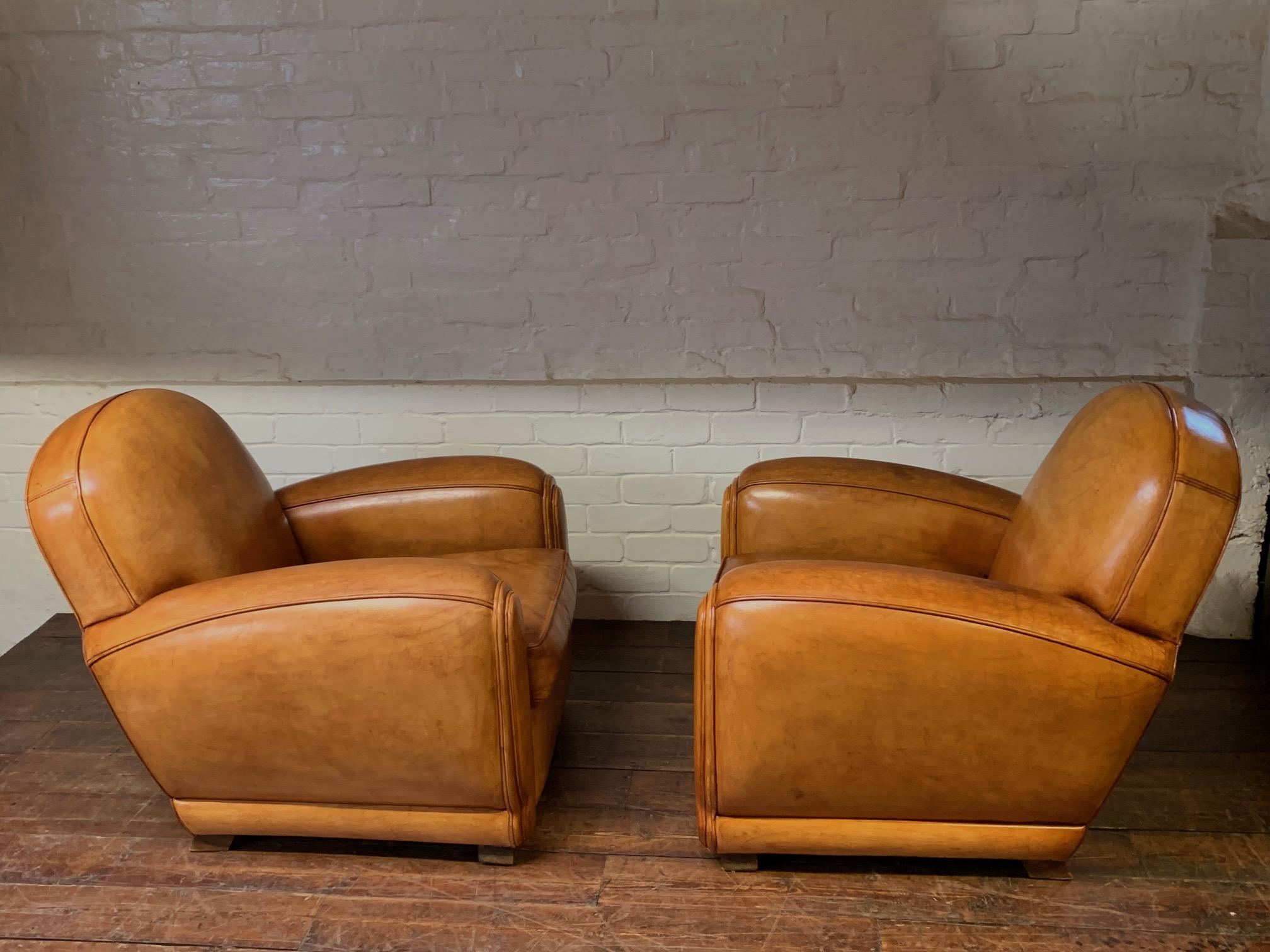 Mid-Century Modern Remarquable paire de fauteuils club en cuir français, 