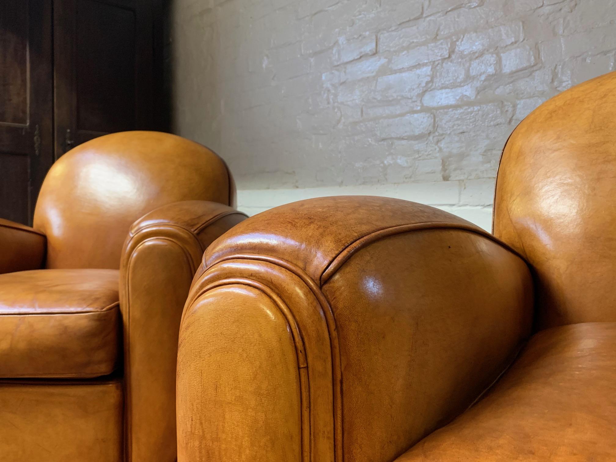 Français Remarquable paire de fauteuils club en cuir français, 