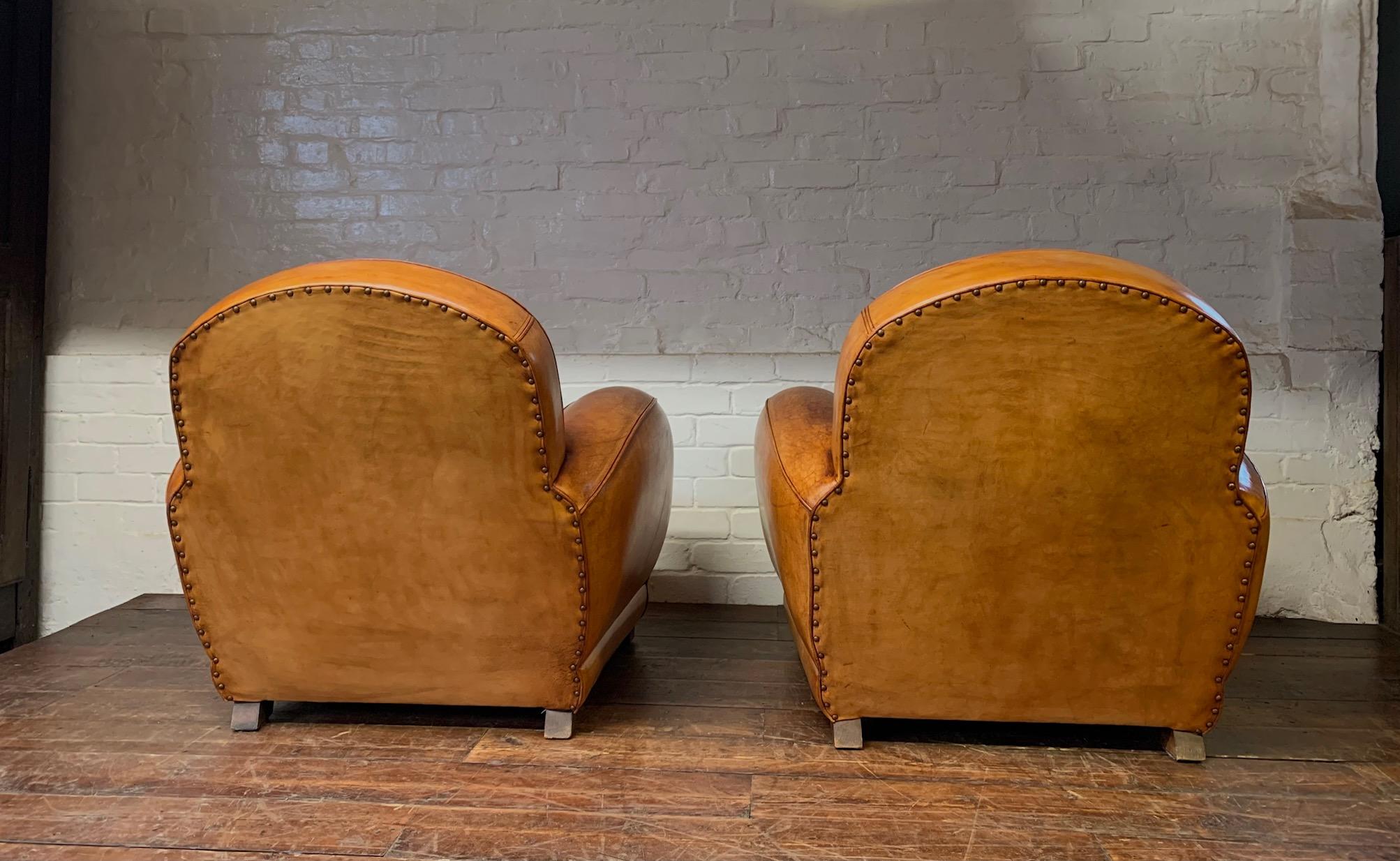 20ième siècle Remarquable paire de fauteuils club en cuir français, 