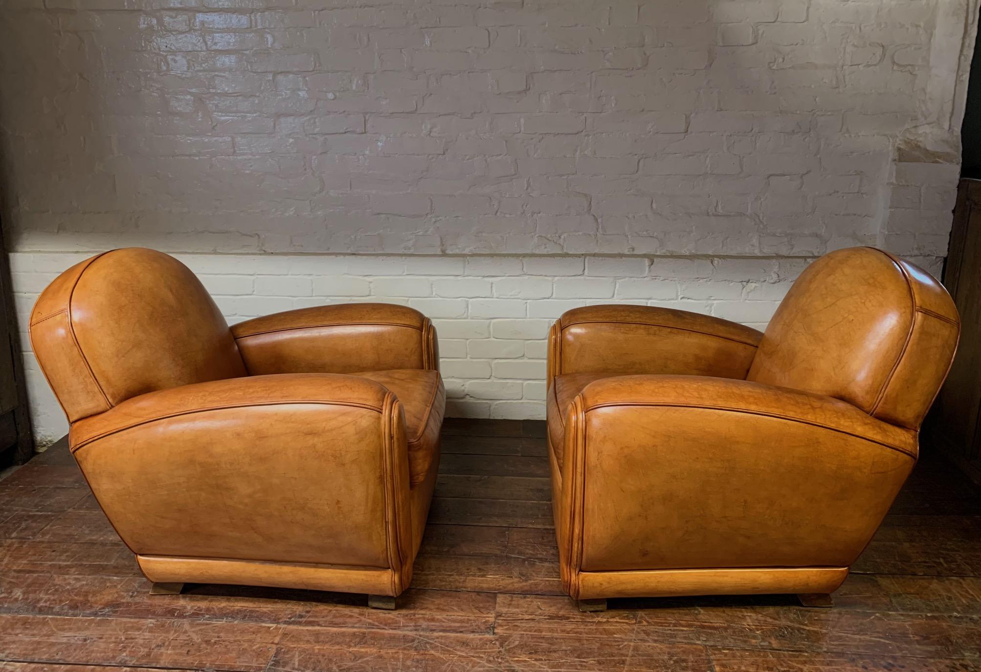 Cuir Remarquable paire de fauteuils club en cuir français, 