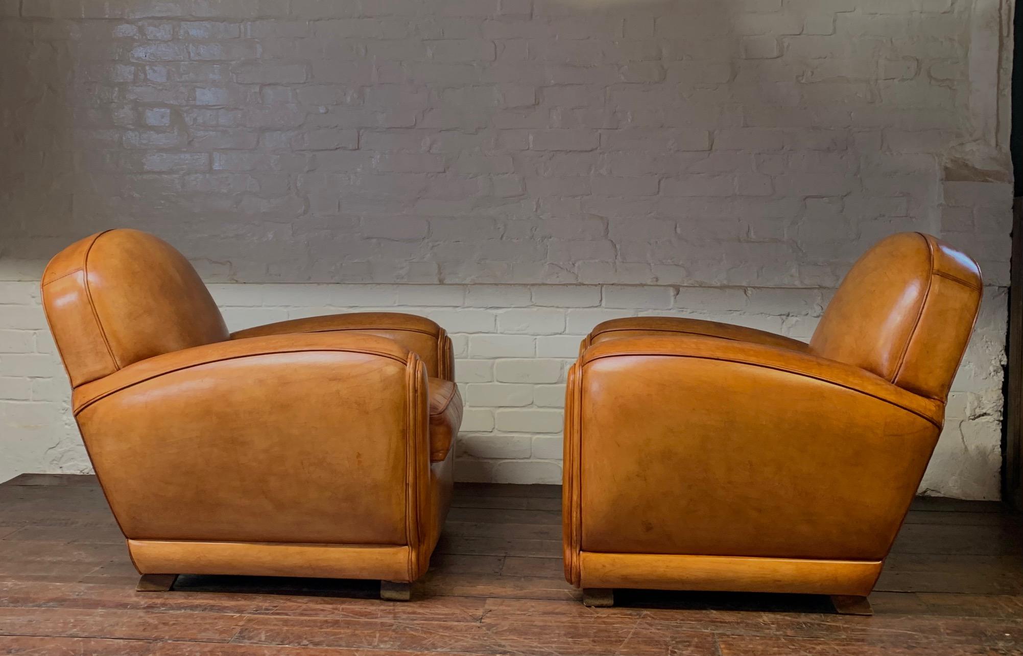 Remarquable paire de fauteuils club en cuir français, 
