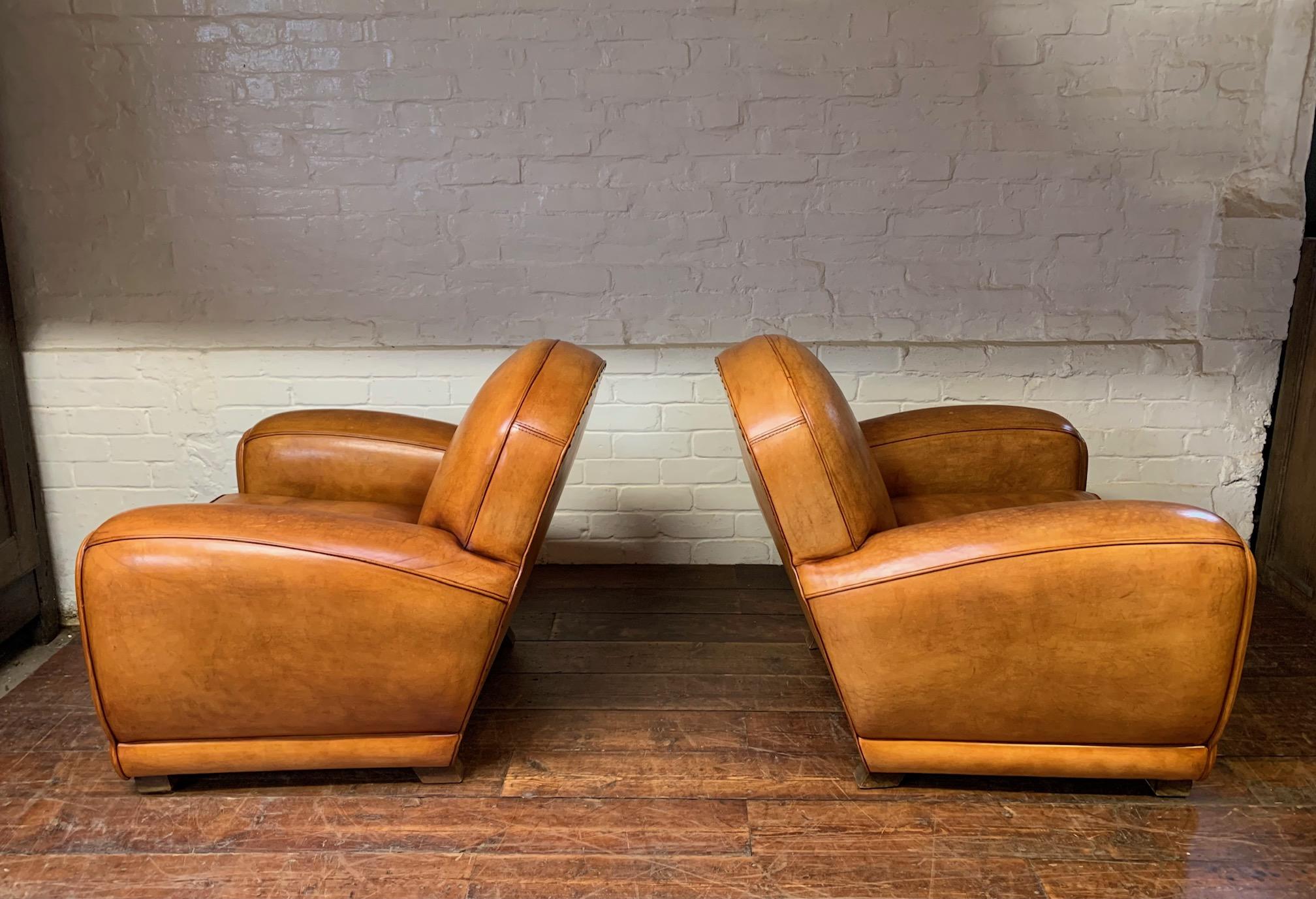 Remarquable paire de fauteuils club en cuir français, 