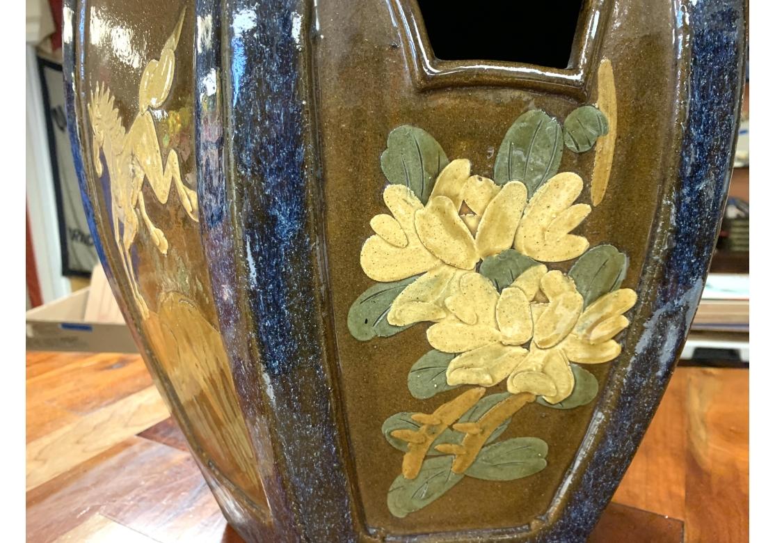 Notable pareja de taburetes de jardín asiáticos pintados con motivos de animales en venta 13