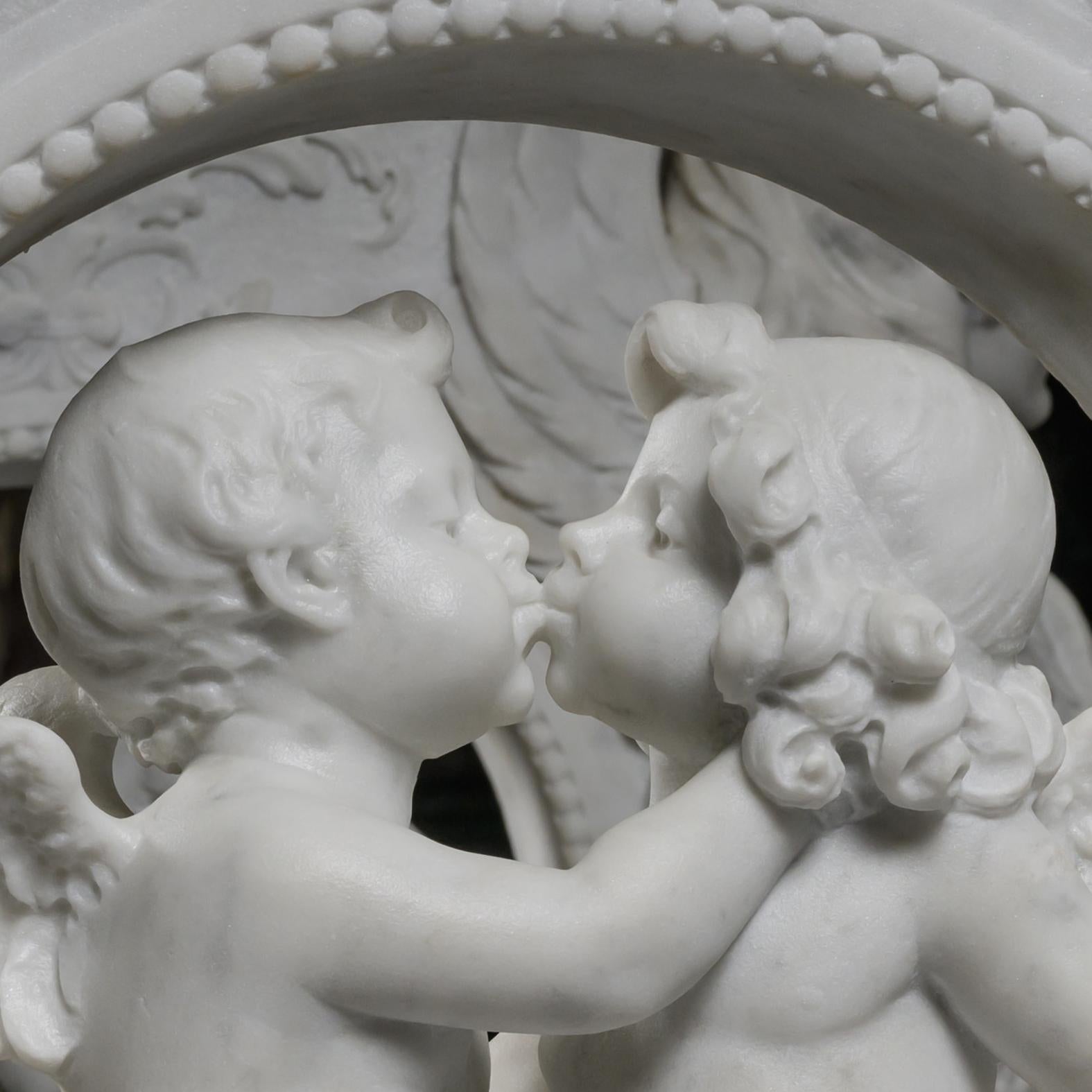 A Renaissance Revival Carved Marble Centre Table (Handgeschnitzt) im Angebot