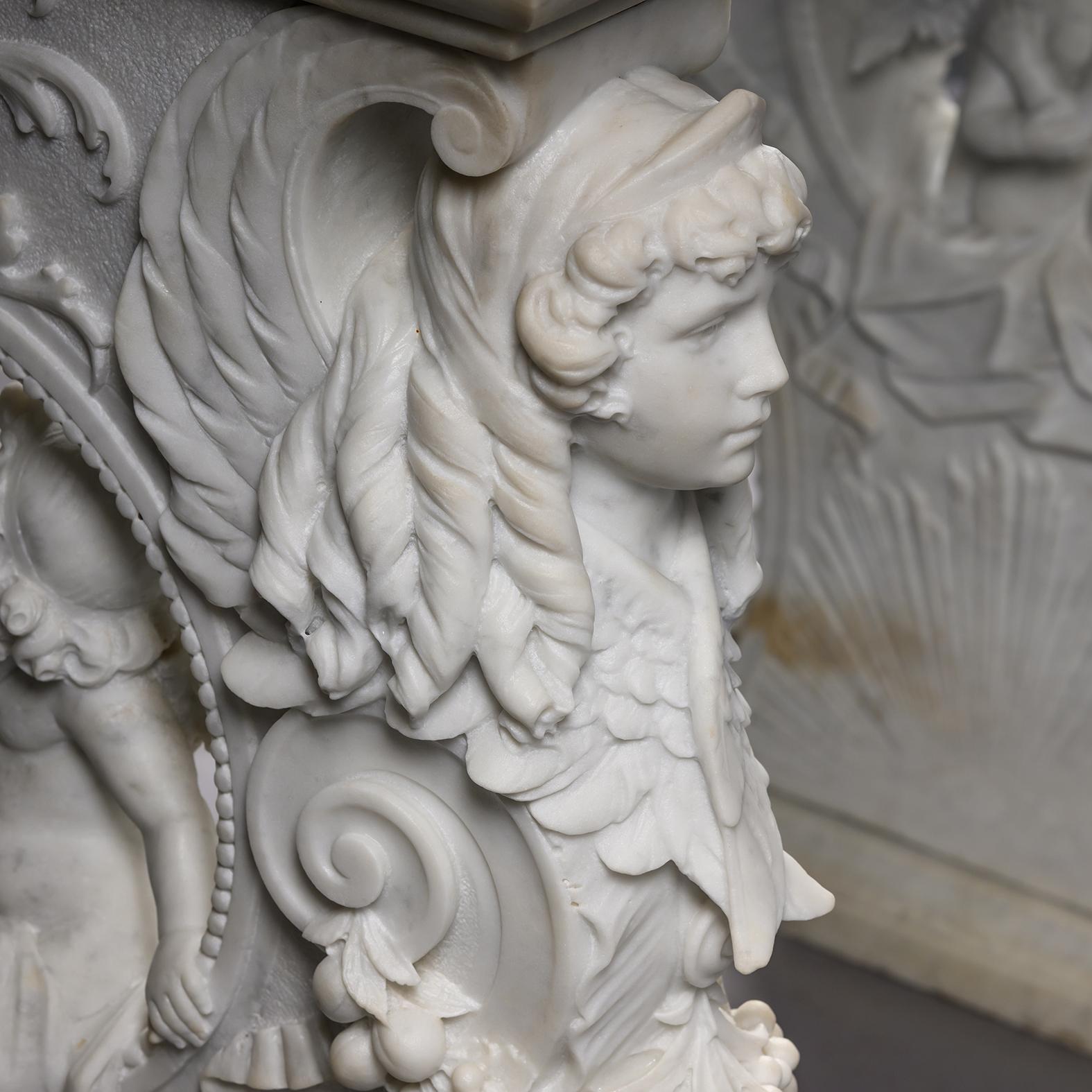A Renaissance Revival Carved Marble Centre Table (19. Jahrhundert) im Angebot