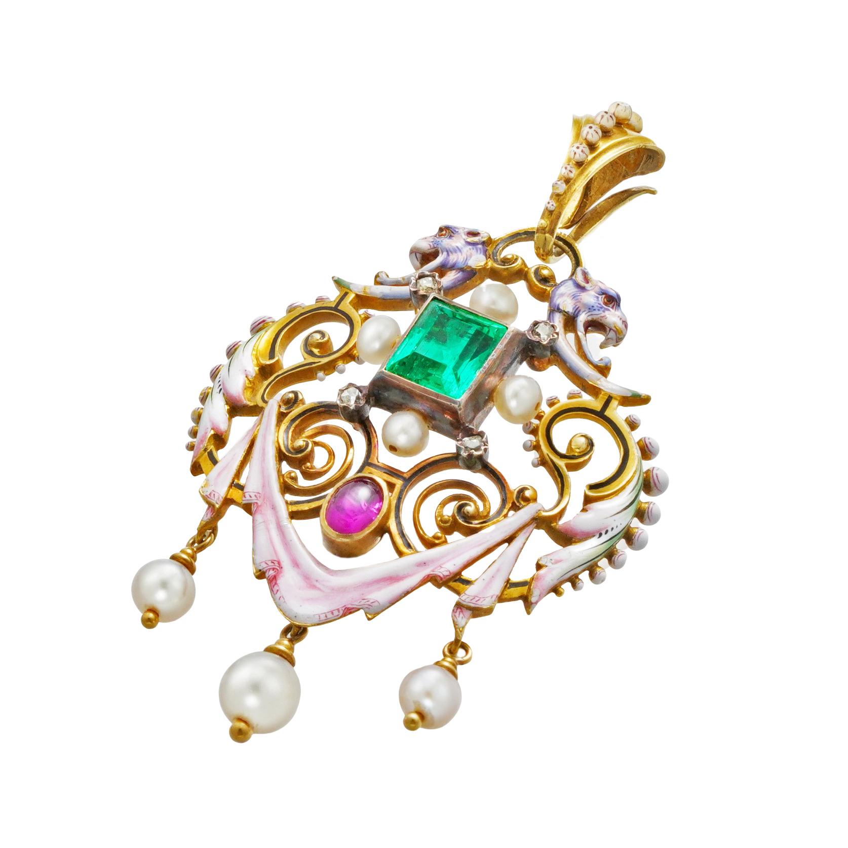 Ein Smaragd-, Rubin-, Perlen- und emaillierter Goldanhänger im Renaissance-Stil, mit einem rechteckigen Smaragd von schätzungsweise 1,5 Karat in der Mitte, flankiert von einem diamantbesetzten Collier an jeder Ecke und vier Perlen, die alle in einer