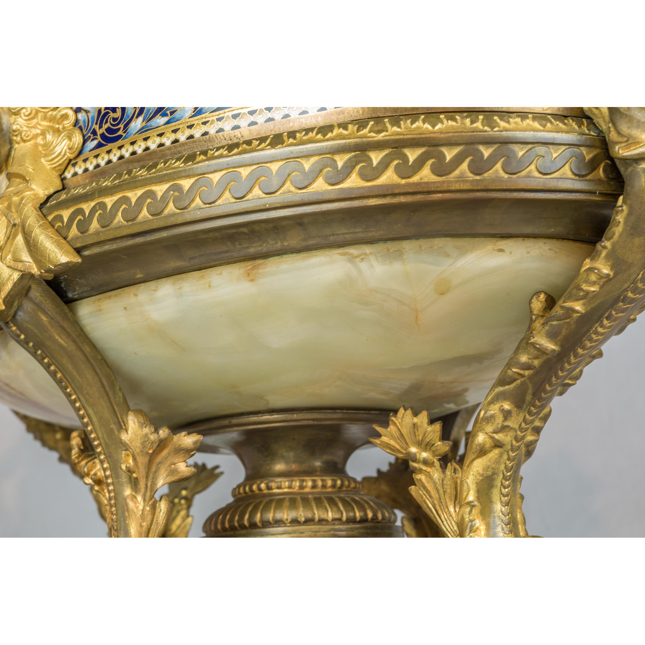 XIXe siècle Jardinière en onyx et champlevé de style Revive avec urnes en émail cloisonné en vente