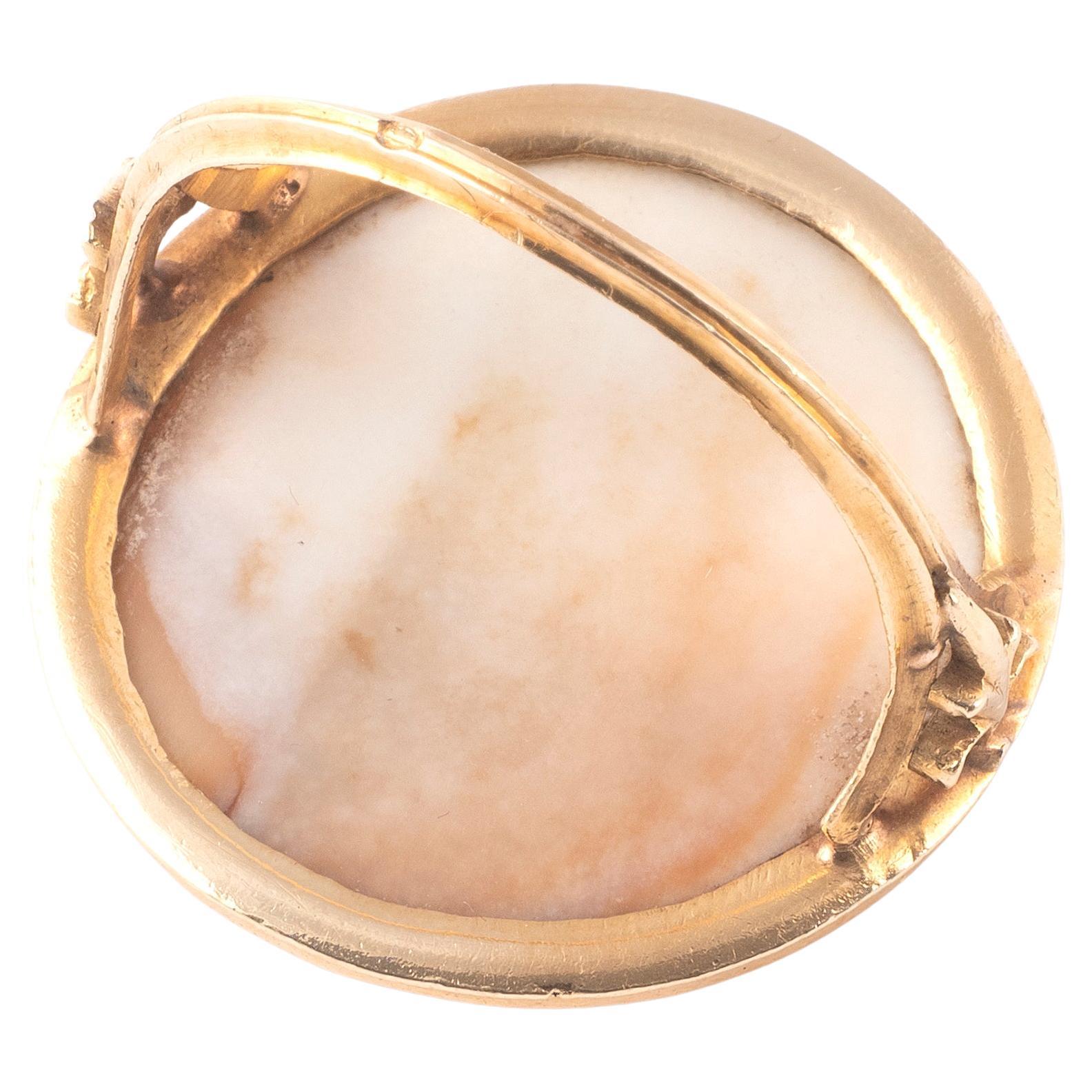 Ring in 18K yellow gold, round form, set with a cameo on shell representing a satyr surprising a sleeping venus.
Antique work late 16th century.
Finger size 7
Diameter: 2.60 cm
Gross weight 6.70 g

A similar setting can be found in the gem