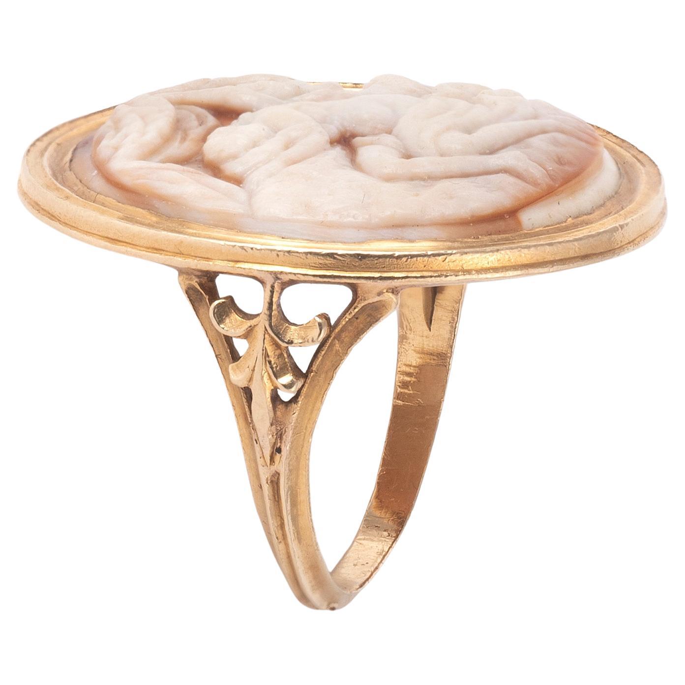 A Renaissance Round Shell Cameo Venus And Satyr Florentine Ring In Excellent Condition In Firenze, IT