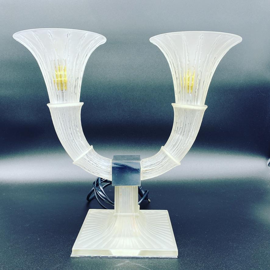 The Amsterdam collection was created by R.Lalique in 1932 in white glass only.

The glass is frosted and polished.

The socle is 14 cm long and 14 cm wide.

The total height is 32 cm, the with 35 cm.

The signature is in sand blasted block
