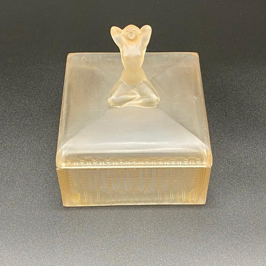 The Sultan Boxe was created by R.lalique in 1928.

This example is in white and brown patinated glass /

The signature is wheel carved in block lettres .

The condition is perfect.

The Sultan is a strongly Art Deco influenced boxe by R.Lalique