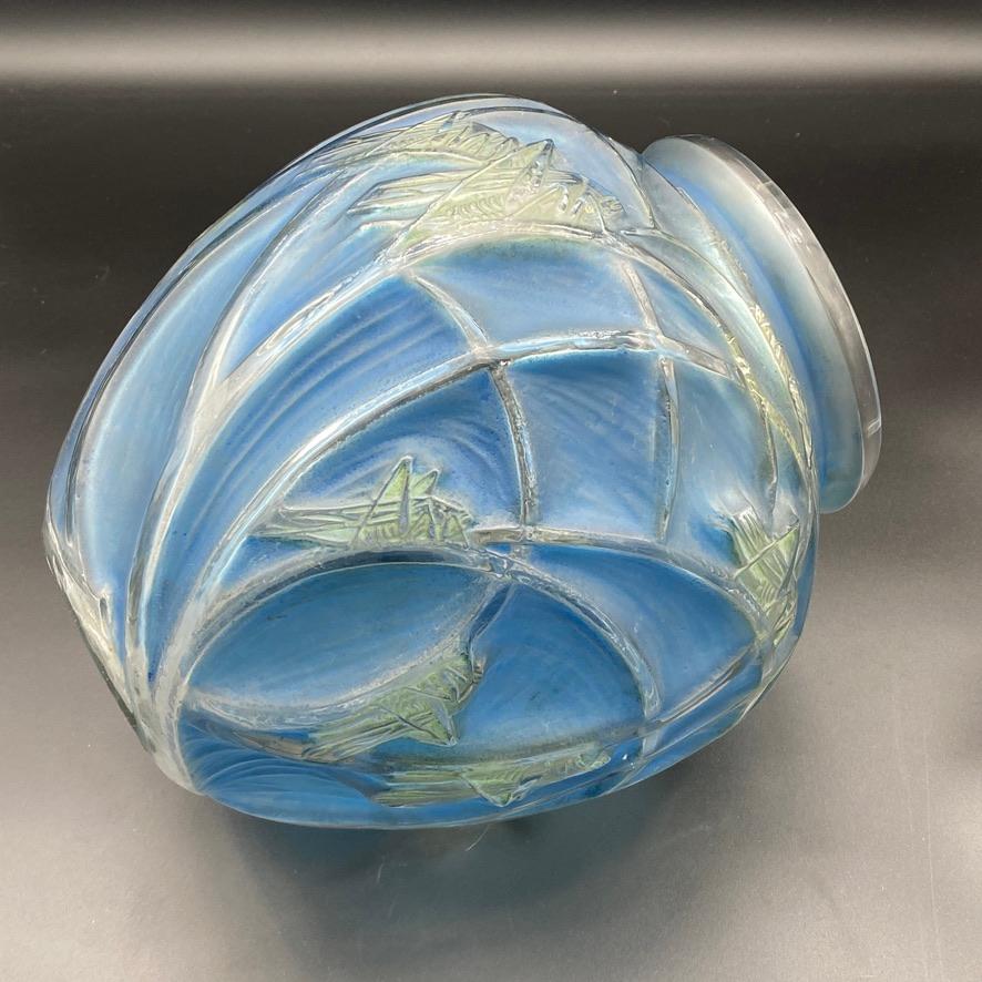 Début du 20ème siècle  Vase en verre Criquet de Rene His Lalique 