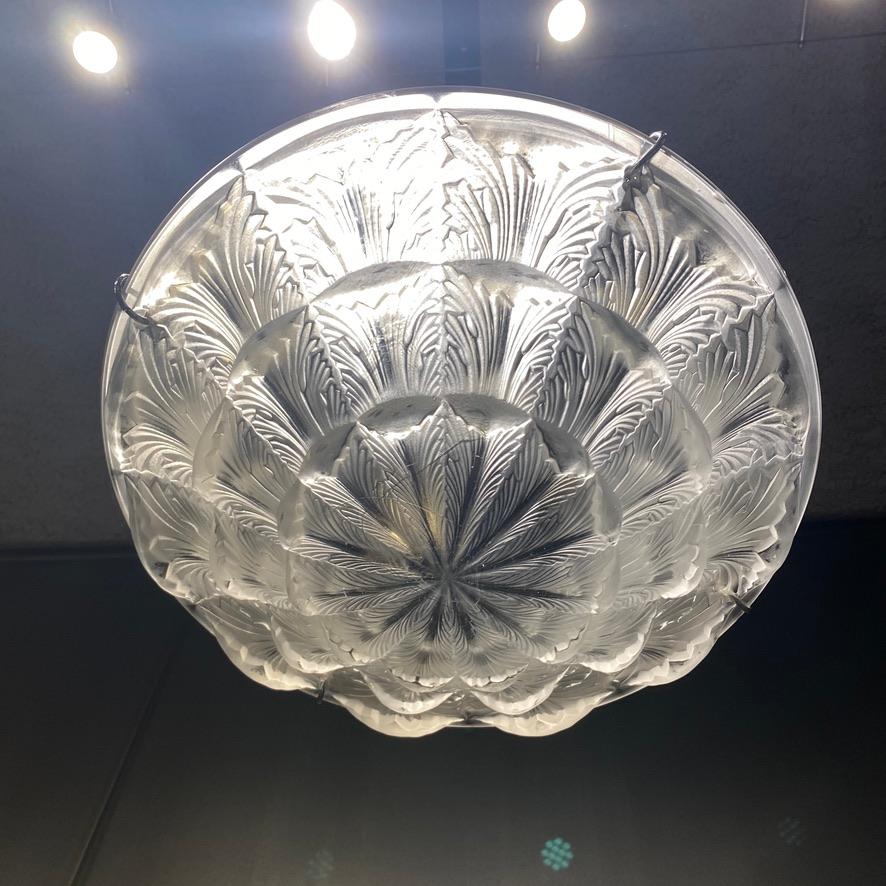 The Gallion chandelier is a strong designed Art Deco piece made in white and frosted moulded glass in 1926 by R.Lalique.

The Acanthes 's leaves are all around the chandelier in a 1930tys stylization  .

This design can fit in a classical or modern