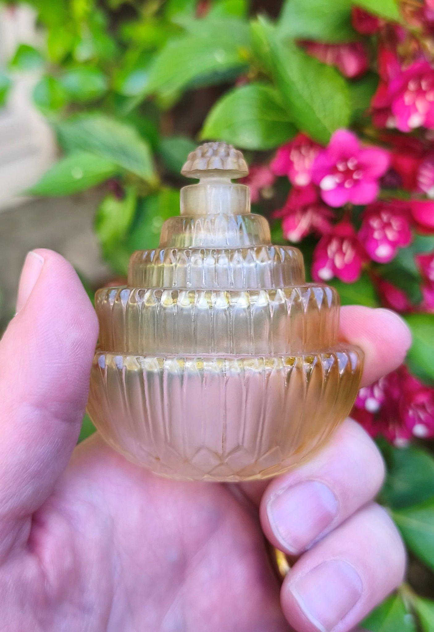 Vetro Una bottiglia di profumo in vetro art déco di René Lalique 
